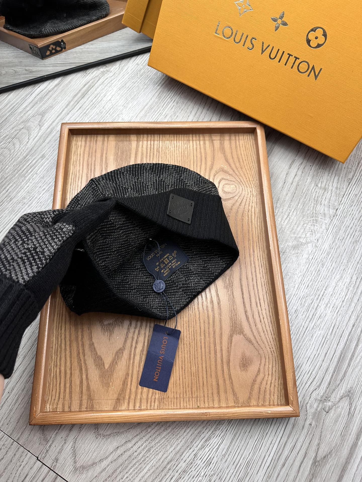 。L家。【羊毛单帽】终于等到你出货啦！！专柜专柜专柜直接下的订单.电子版合确认信息拍你们.客供小羊毛！珍