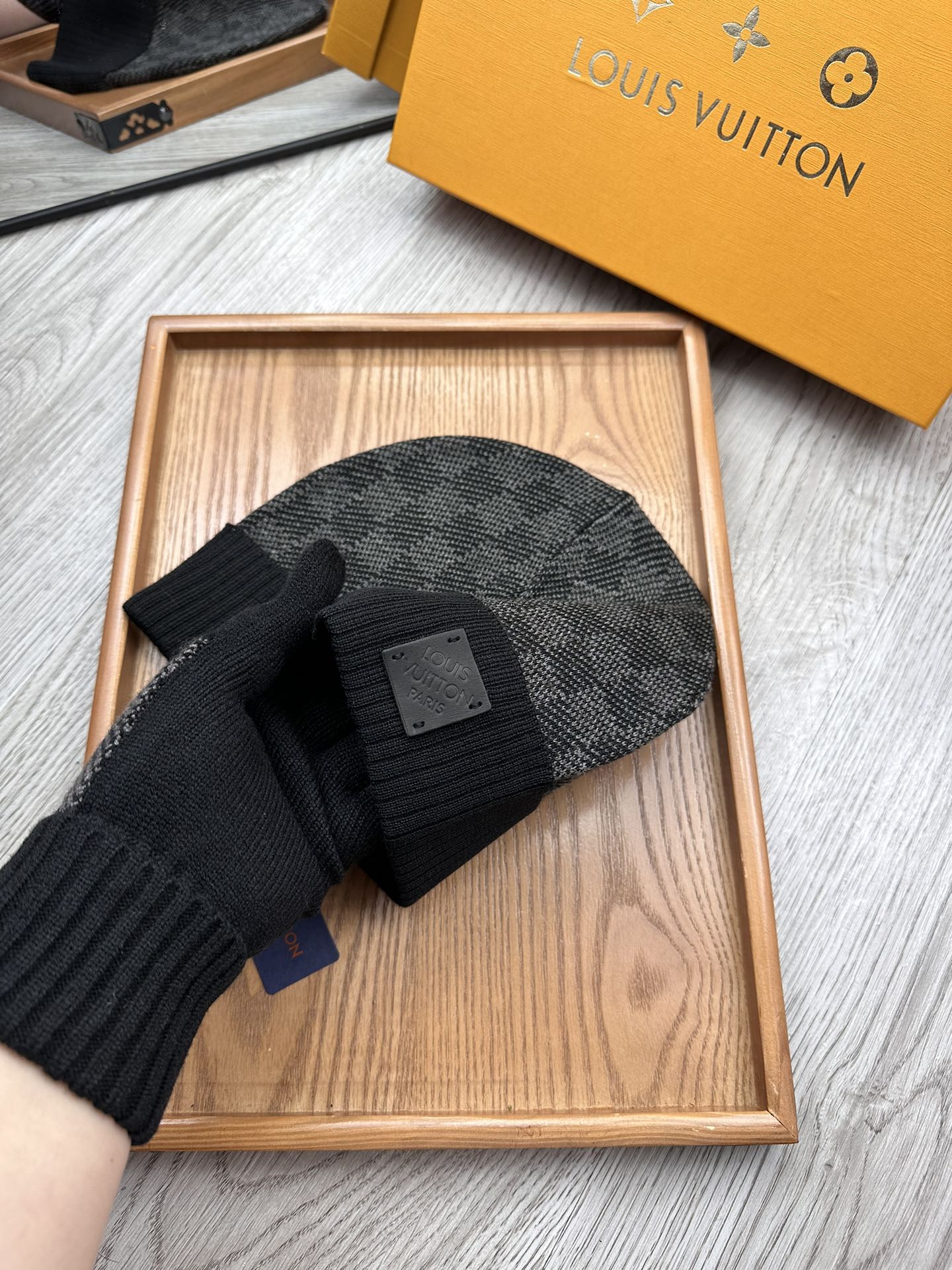 。L家。【羊毛单帽】终于等到你出货啦！！专柜专柜专柜直接下的订单.电子版合确认信息拍你们.客供小羊毛！珍