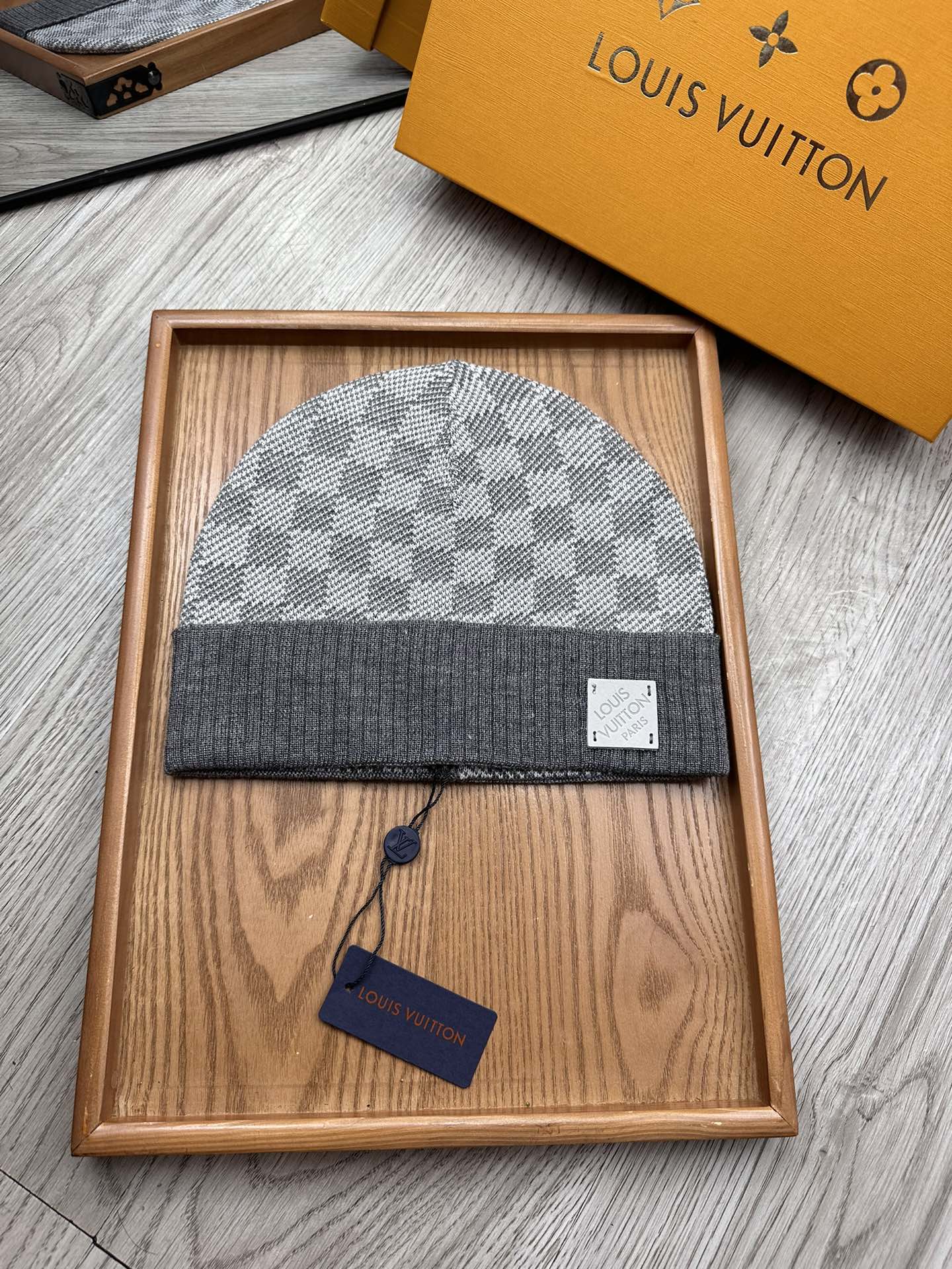 。L家。【羊毛单帽】终于等到你出货啦！！专柜专柜专柜直接下的订单.电子版合确认信息拍你们.客供小羊毛！珍