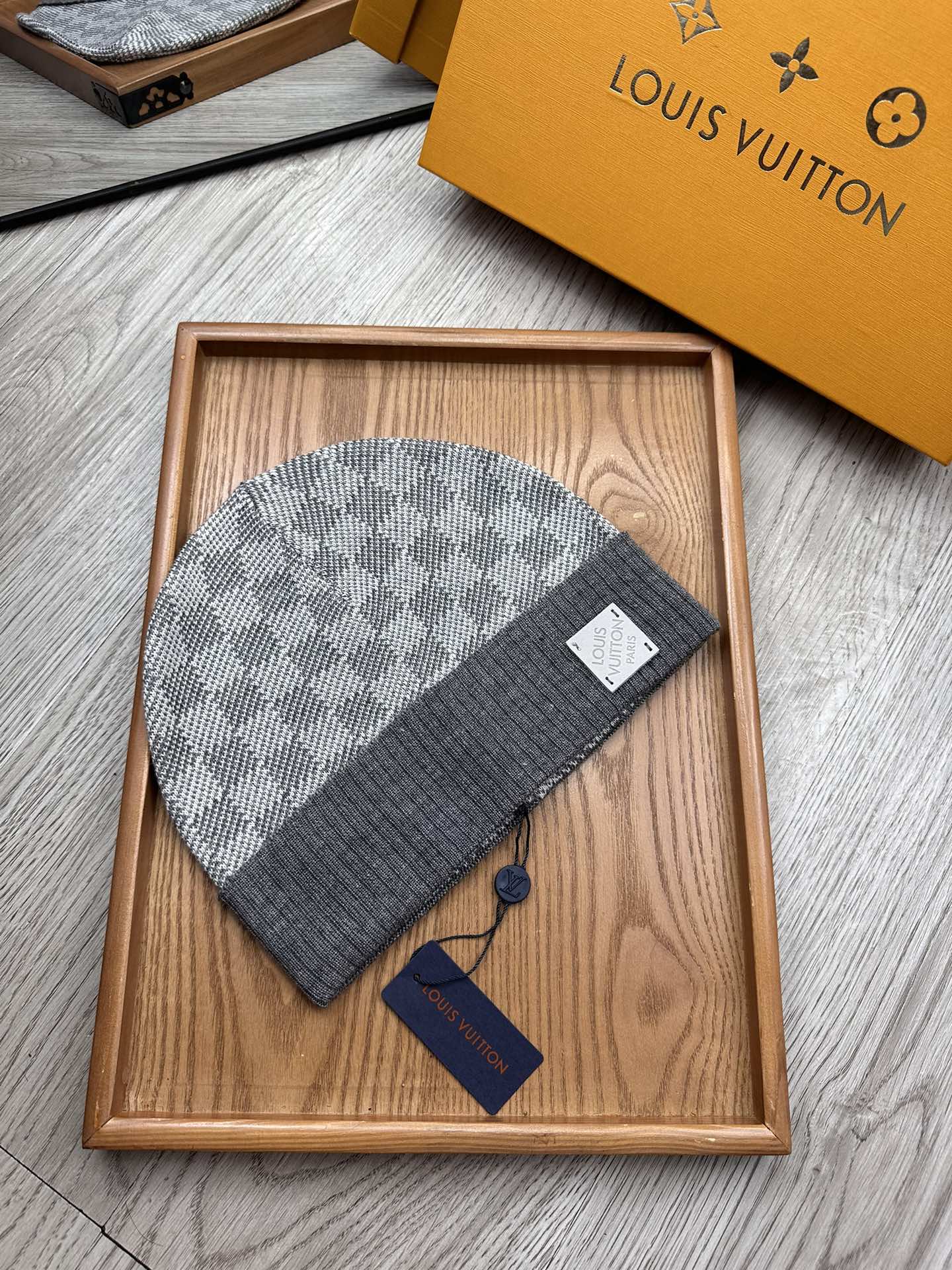 。L家。【羊毛单帽】终于等到你出货啦！！专柜专柜专柜直接下的订单.电子版合确认信息拍你们.客供小羊毛！珍