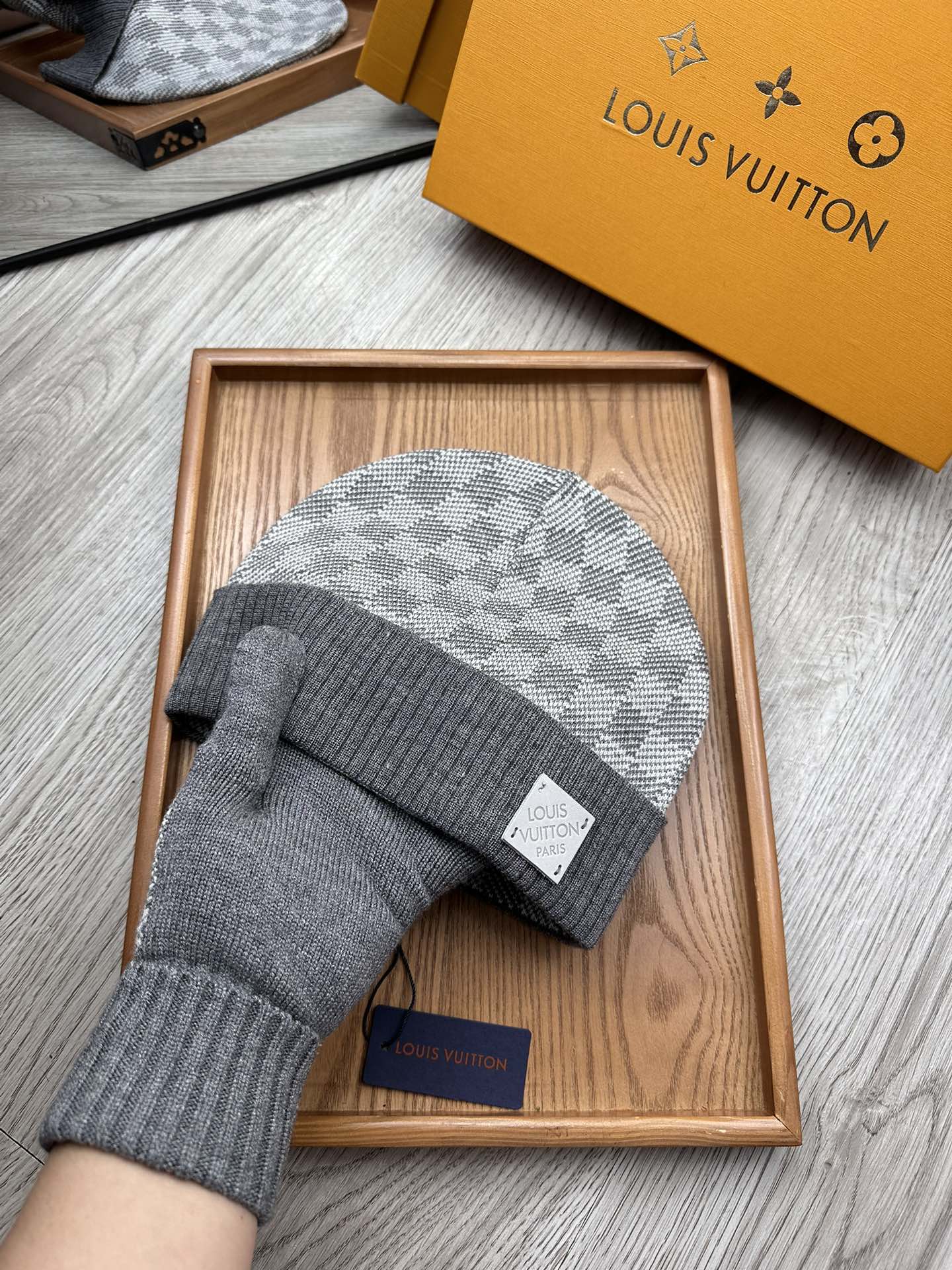 。L家。【羊毛单帽】终于等到你出货啦！！专柜专柜专柜直接下的订单.电子版合确认信息拍你们.客供小羊毛！珍