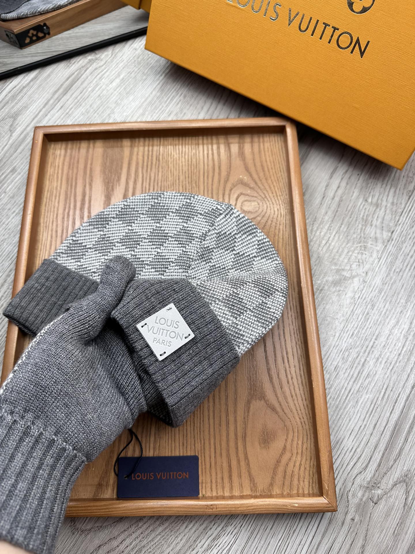 。L家。【羊毛单帽】终于等到你出货啦！！专柜专柜专柜直接下的订单.电子版合确认信息拍你们.客供小羊毛！珍