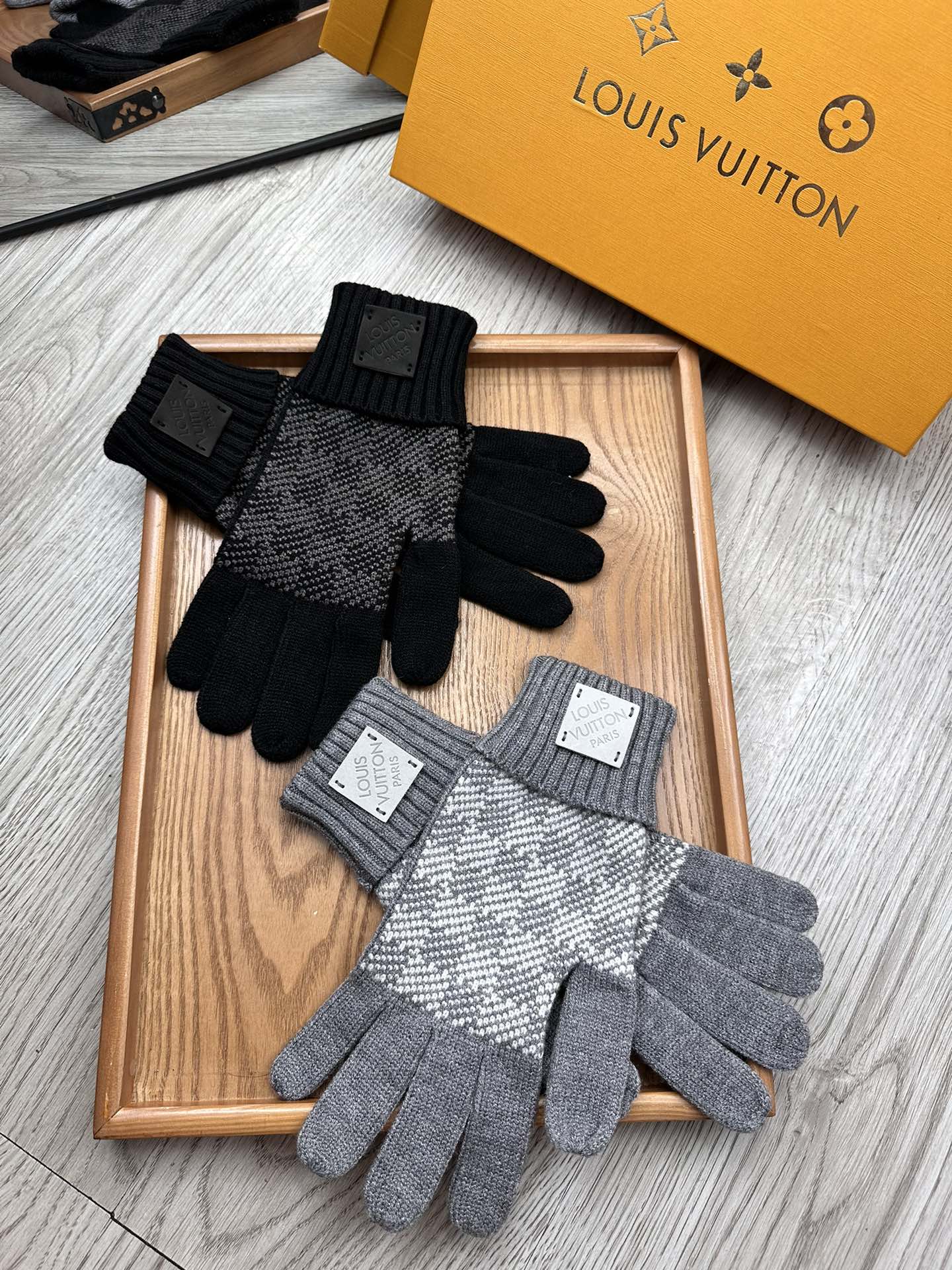 NO:190292,.L Home. Exclusive first launch of thickened wool gloves LV [original single quality] The official website synchronizes new high-end wool gloves for men and women!  The first choice for male gods and goddesses, you must not miss it!  100% use imported wool!  Delicate and soft, please be sure of the unique touch of imported wool!  Top workmanship!  No details are left out!  The genuine edition is 1 to 1 counter. It is elastic and can be used by both men and women!  !  Hat fisherman hat baseball hat knit hat, hat, louis vuitton, louis vuitton, espadrilles, gloves, hats19860909.L家.独家首发加厚羊毛手套LV【原单品质】官网同步男女新款高档羊毛手套！男神女神集美们首选 不可错过！百分百选用进口羊毛！细腻柔软 认准进口羊毛特有手感！顶级做工！任何细节都不放过！正品开版 专柜一比一 .弹力大,男女可用！！帽子渔夫帽棒球帽针织帽,帽子,louis vuitton,louis vuitton,espadrilles,gloves,hats,hat