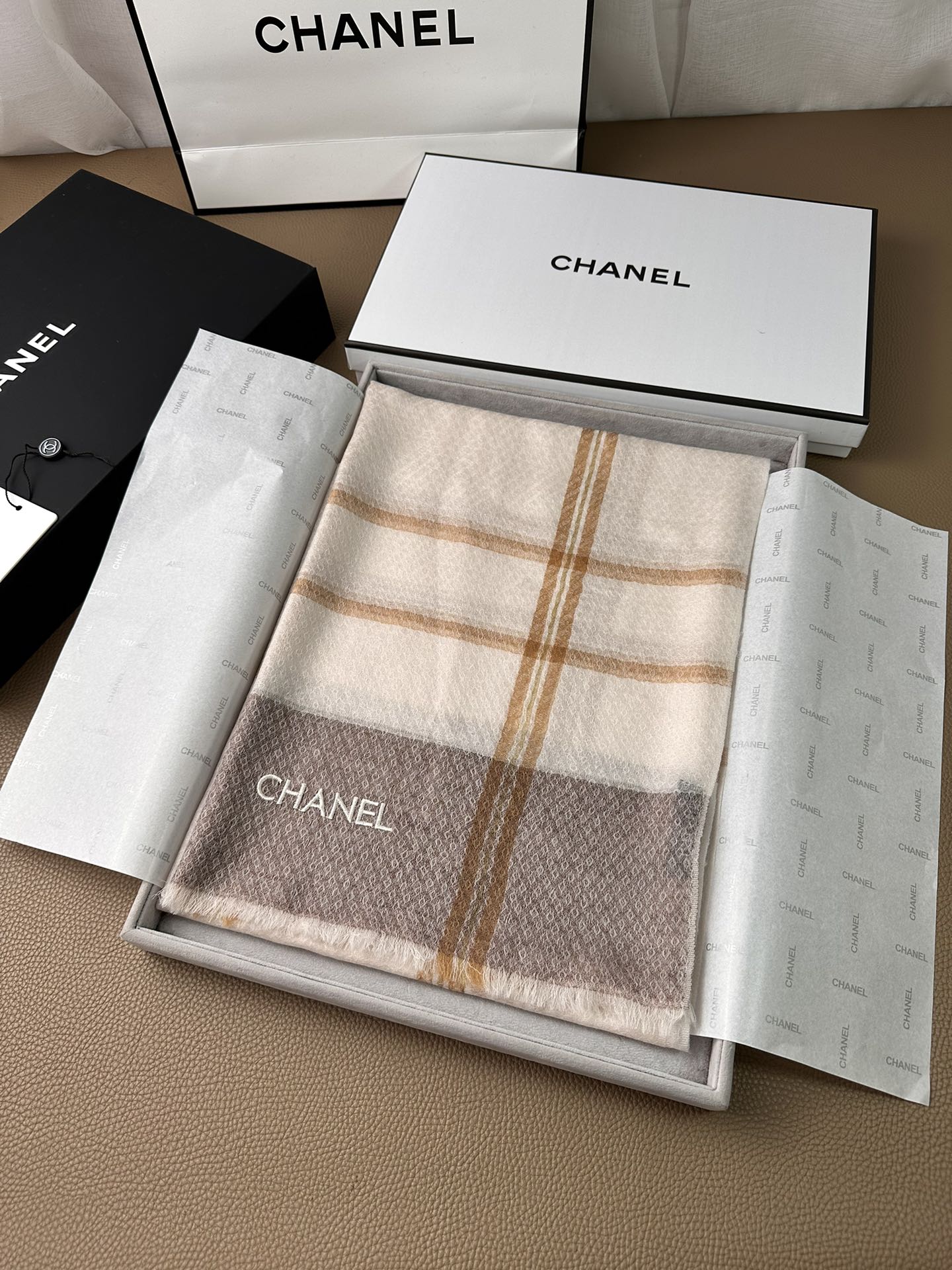 NO:169198,.C home. The heavy recommendation [letter logo] is so beautiful!  Everyone likes the plaid that has been popular for N years!  Trendy people have several sweet grandma scarves placed in the closet. Changing a scarf is enough to make you feel refreshed. High-end quality, different folds can bring out different styles, soft and comfortable fabrics, intellectual and famous all styles, can be worn in air-conditioned rooms and shopping malls, size: 80x200, material: cashmere 3 colors, high-version scarf, chanel19860909.C家.重磅推荐【字母标志】太美了！火爆N年的格子,人人都喜欢！时潮人都有好几条香奶奶围巾放在衣橱,换条围巾就足够让你有焕然一新的感觉.高端品质,不同折叠可以带出不同款式,面料柔软舒适,知性名媛各种风格通吃款,空调房商场里都可以披着,尺寸:80x200,材质:羊绒3色,高版本围巾,chanel,scarf