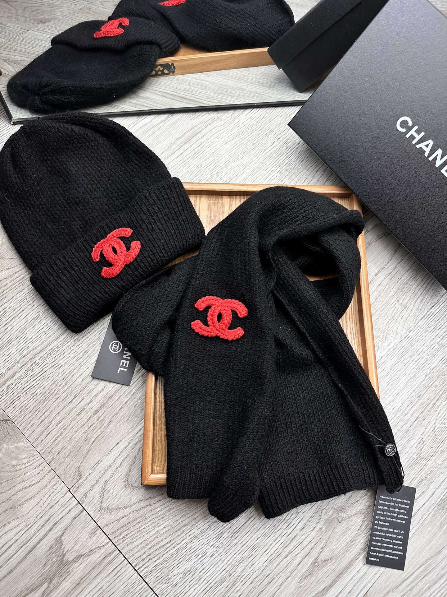 🌹。C家。【羊毛套装帽子】经典套装帽子!帽子➕围巾!材质:70%羊毛➕30%兔毛。暖暖哒超级舒服~冬日小