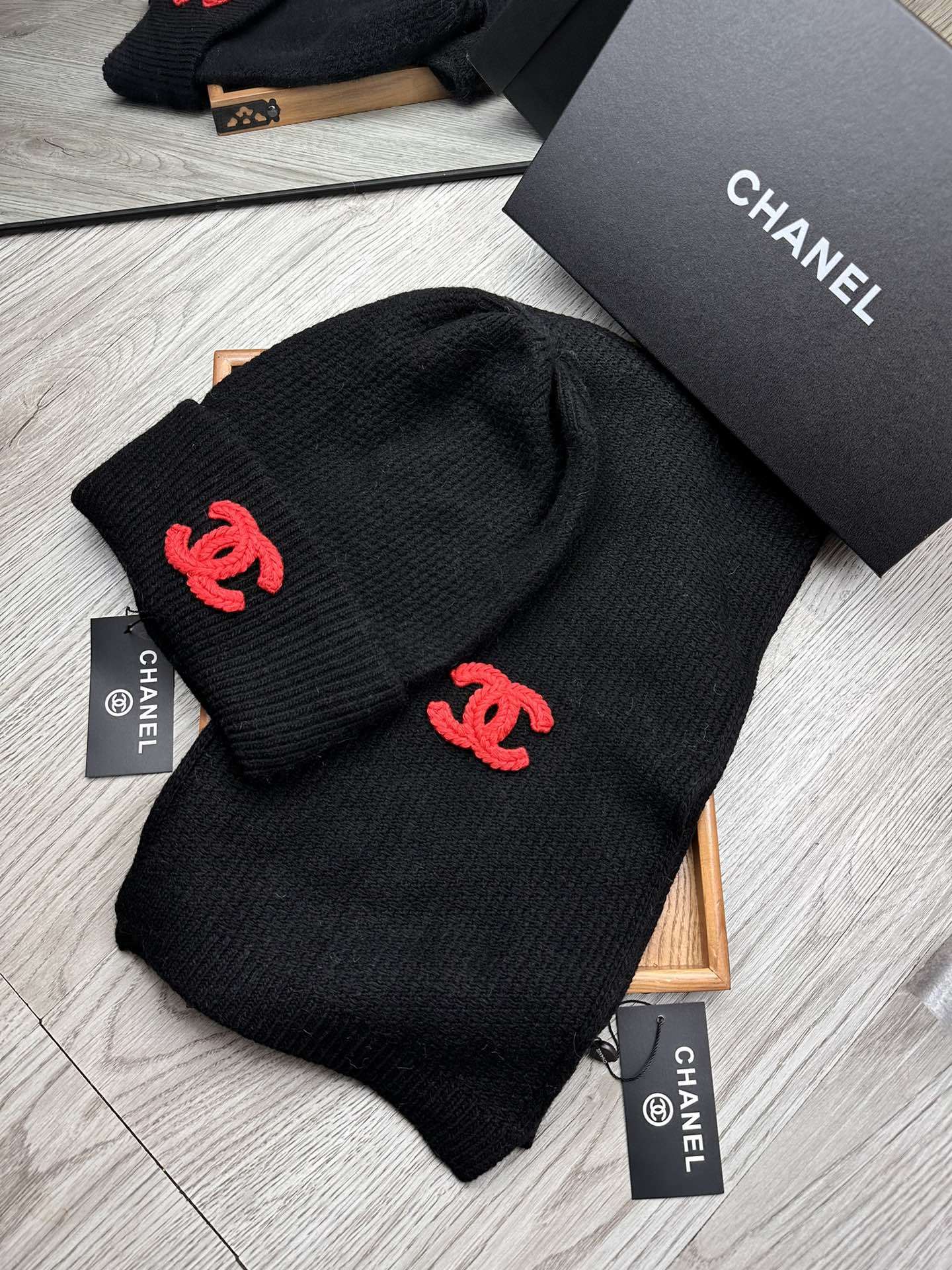 🌹。C家。【羊毛套装帽子】经典套装帽子!帽子➕围巾!材质:70%羊毛➕30%兔毛。暖暖哒超级舒服~冬日小