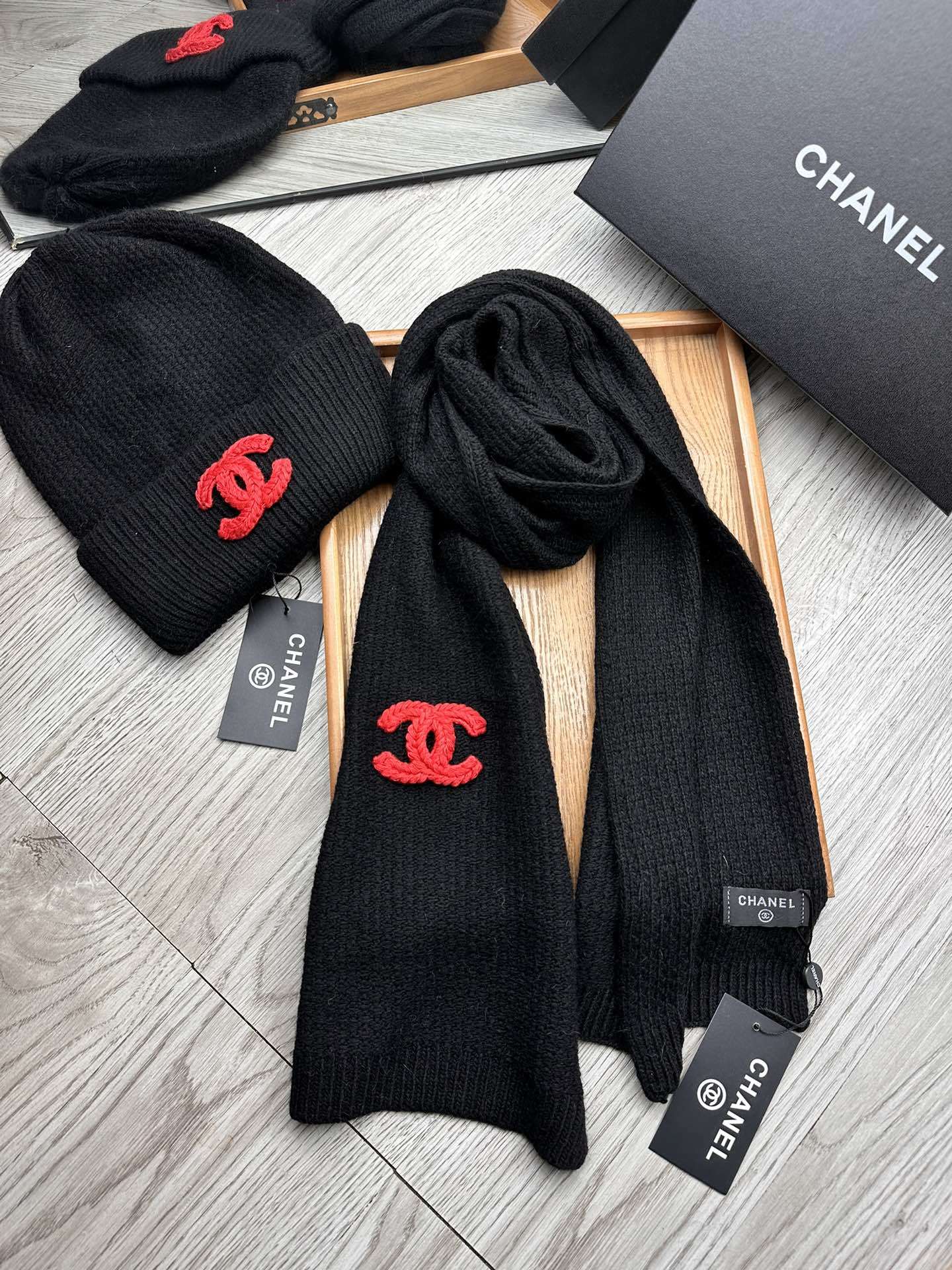 🌹。C家。【羊毛套装帽子】经典套装帽子!帽子➕围巾!材质:70%羊毛➕30%兔毛。暖暖哒超级舒服~冬日小
