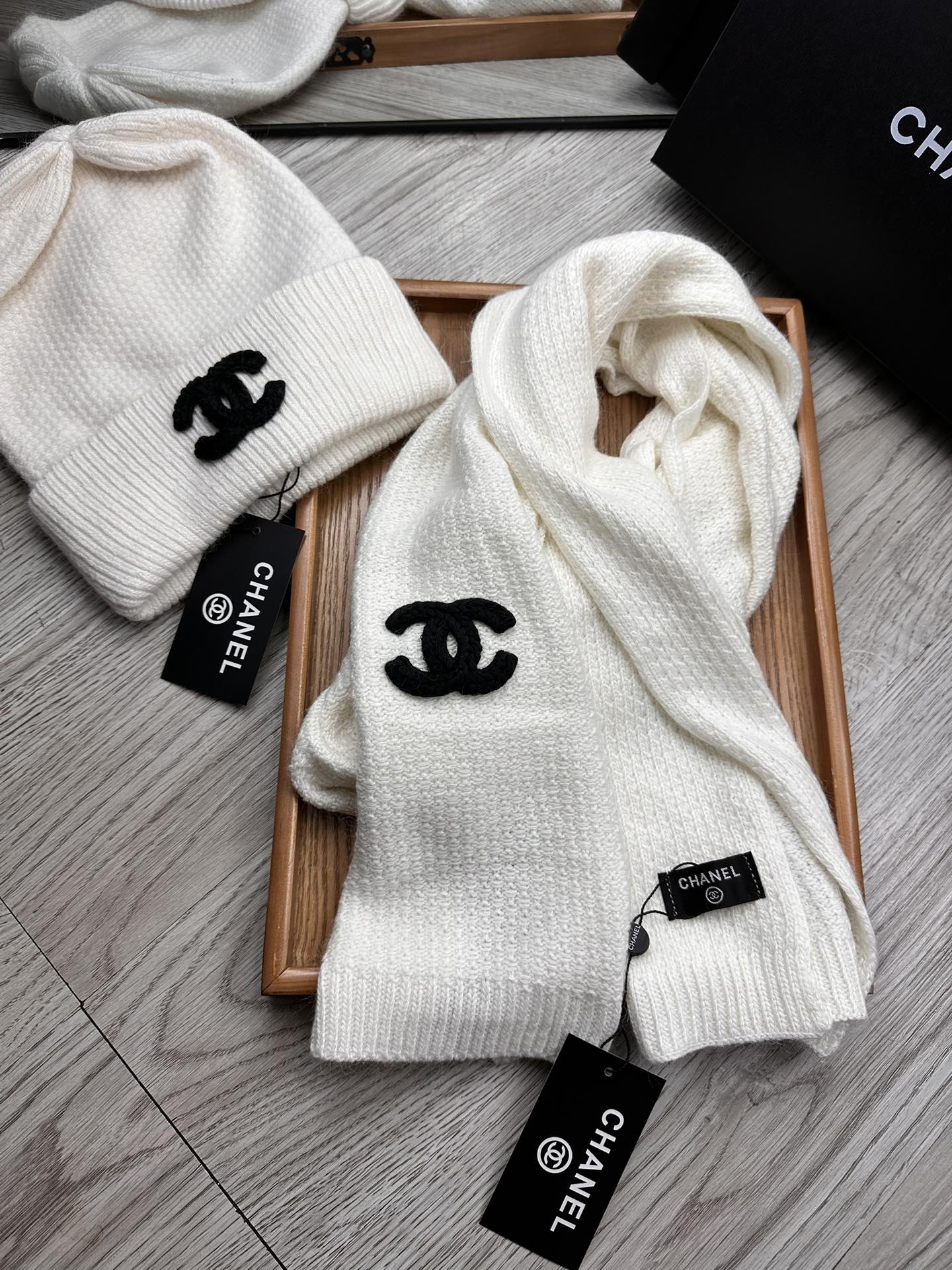 🌹。C家。【羊毛套装帽子】经典套装帽子！帽子➕围巾！材质：70%羊毛➕30%兔毛。暖暖哒超级舒服～冬日小姐姐减龄神器哦～