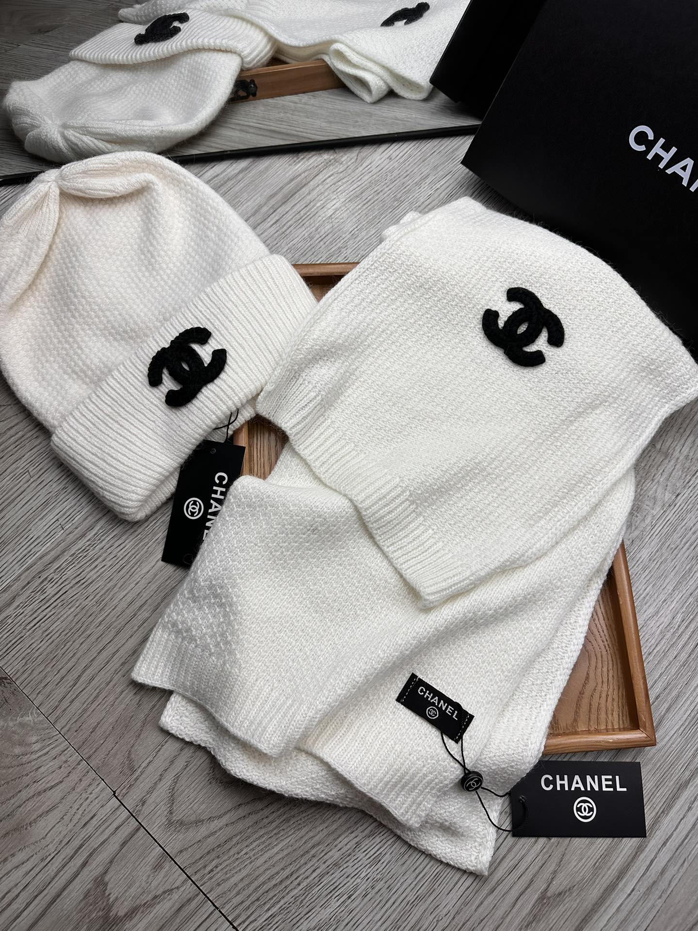 🌹。C家。【羊毛套装帽子】经典套装帽子！帽子➕围巾！材质：70%羊毛➕30%兔毛。暖暖哒超级舒服～冬日小姐姐减龄神器哦～