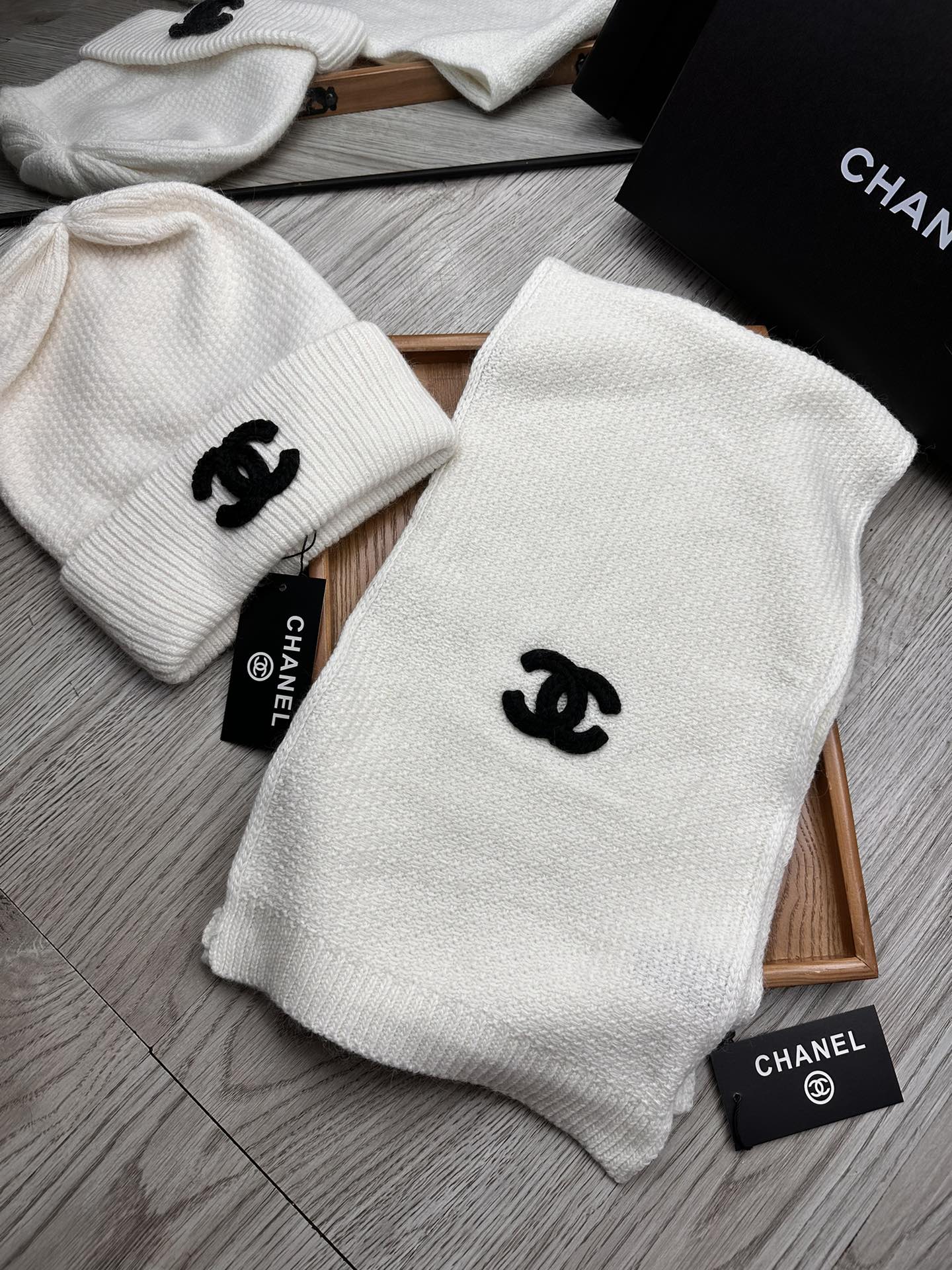 🌹。C家。【羊毛套装帽子】经典套装帽子！帽子➕围巾！材质：70%羊毛➕30%兔毛。暖暖哒超级舒服～冬日小姐姐减龄神器哦～