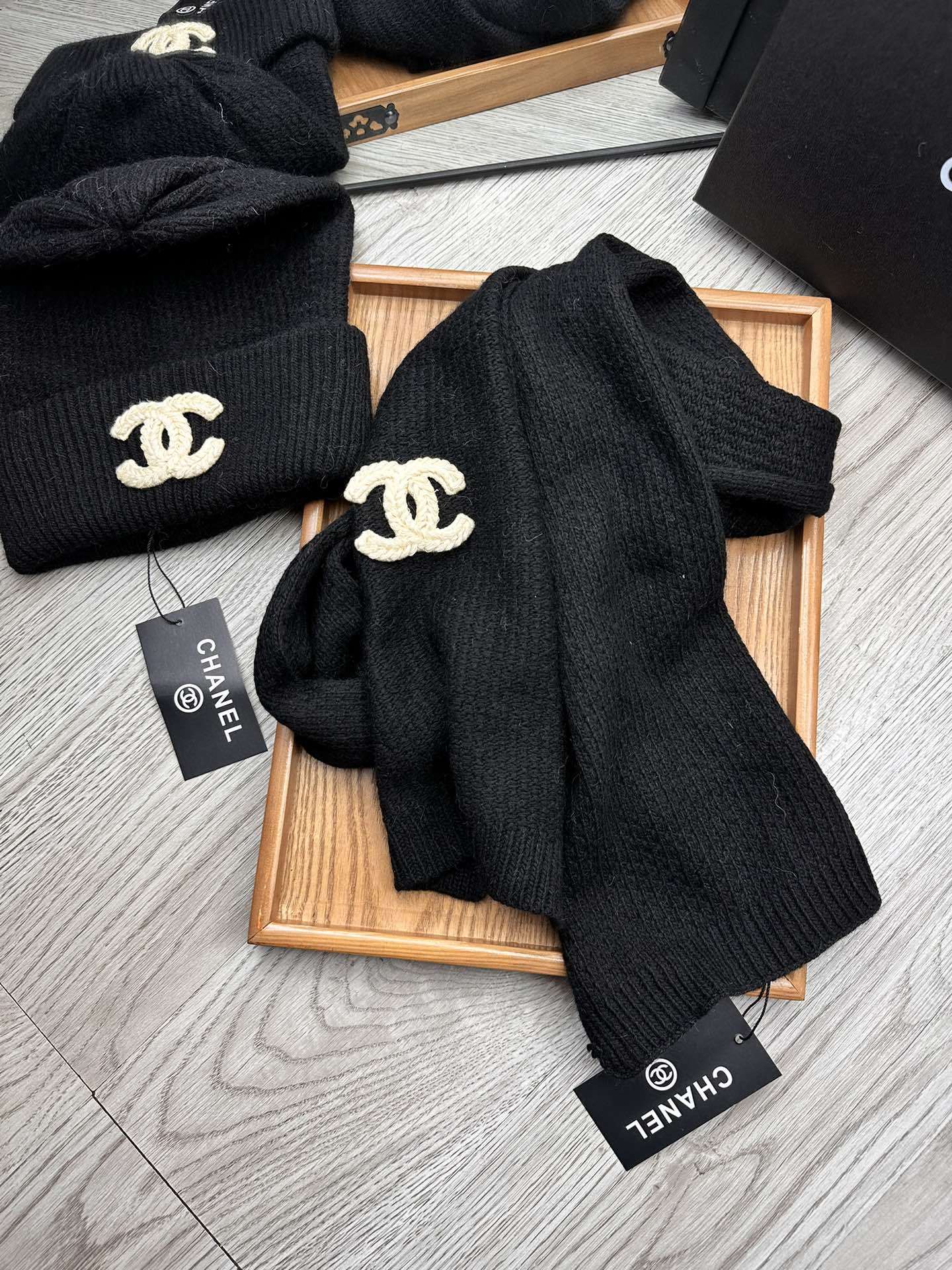 🌹。C家。【羊毛套装帽子】经典套装帽子!帽子➕围巾!材质:70%羊毛➕30%兔毛。暖暖哒超级舒服~冬日小