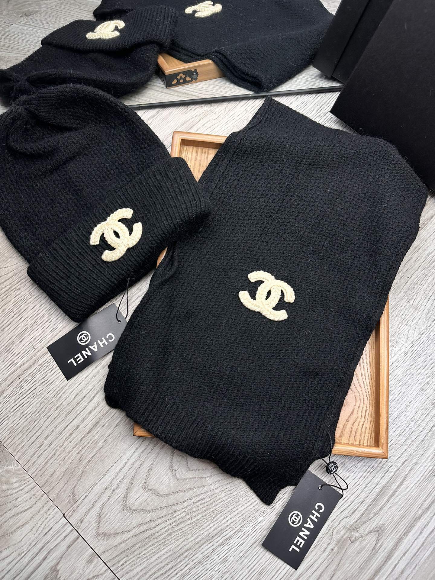 🌹。C家。【羊毛套装帽子】经典套装帽子!帽子➕围巾!材质:70%羊毛➕30%兔毛。暖暖哒超级舒服~冬日小