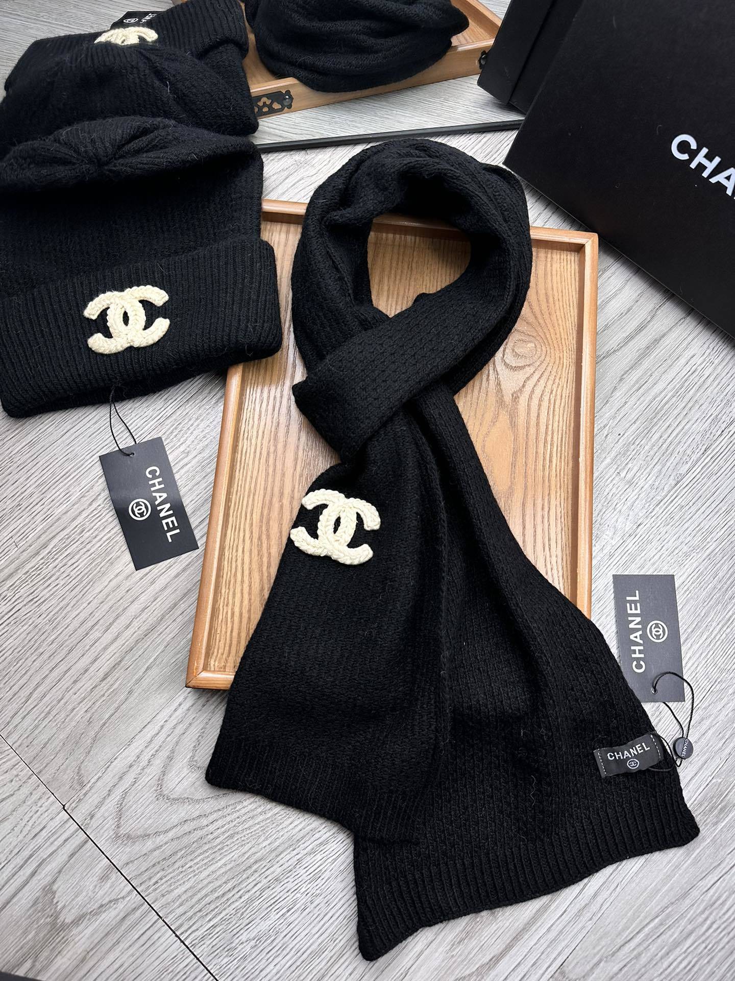 🌹。C家。【羊毛套装帽子】经典套装帽子!帽子➕围巾!材质:70%羊毛➕30%兔毛。暖暖哒超级舒服~冬日小