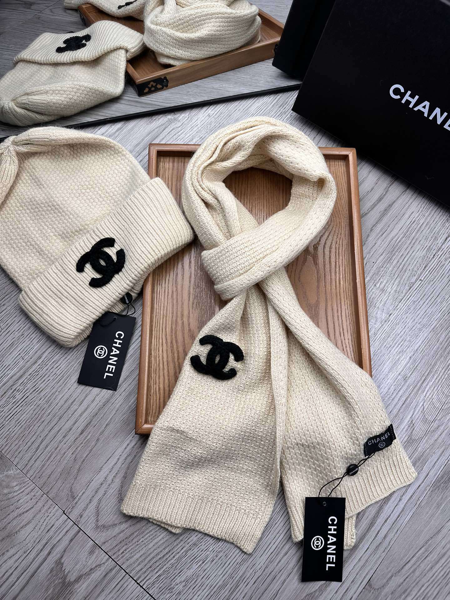 🌹。C家。【羊毛套装帽子】经典套装帽子!帽子➕围巾!材质:70%羊毛➕30%兔毛。暖暖哒超级舒服~冬日小