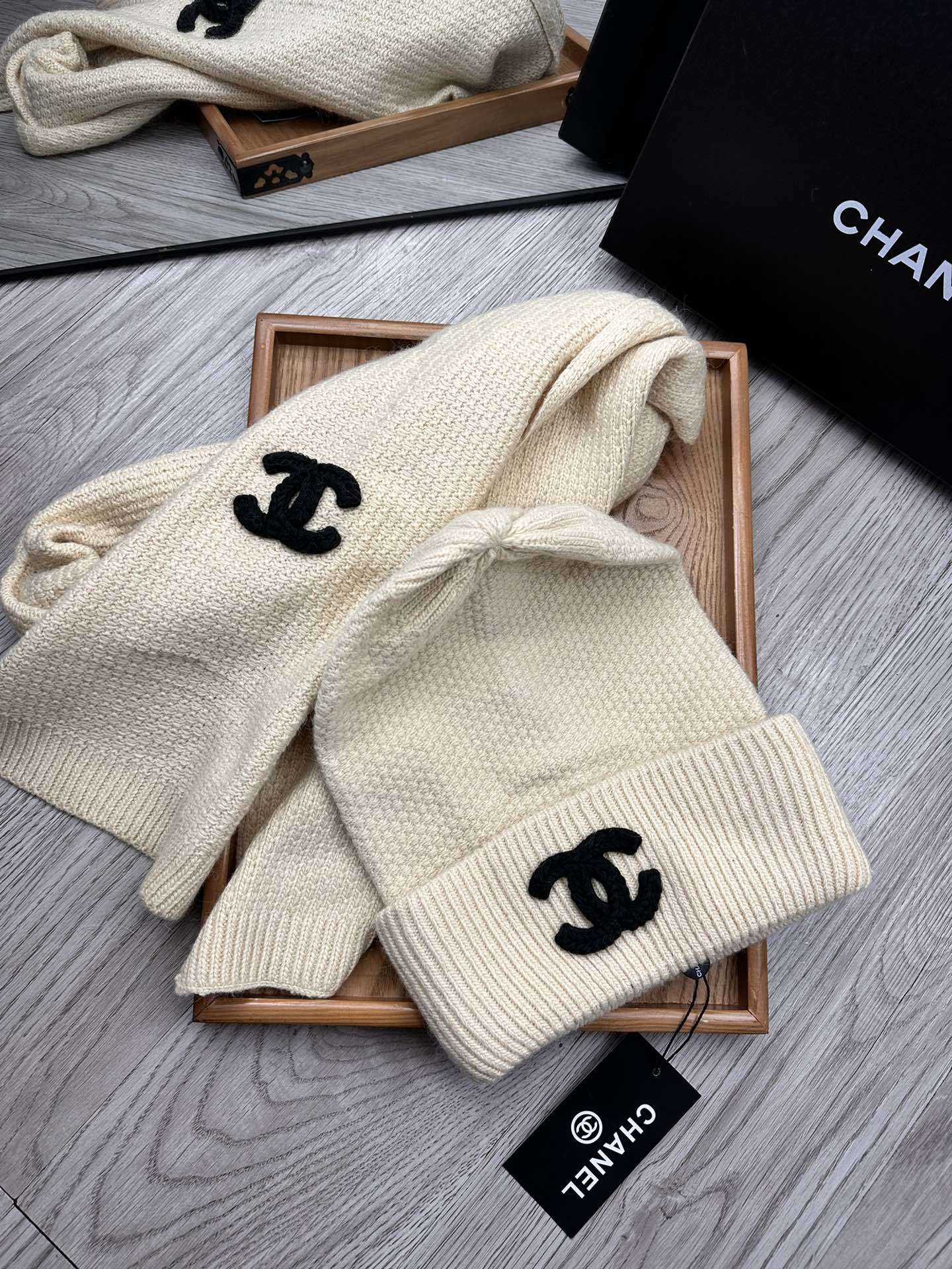 🌹。C家。【羊毛套装帽子】经典套装帽子!帽子➕围巾!材质:70%羊毛➕30%兔毛。暖暖哒超级舒服~冬日小
