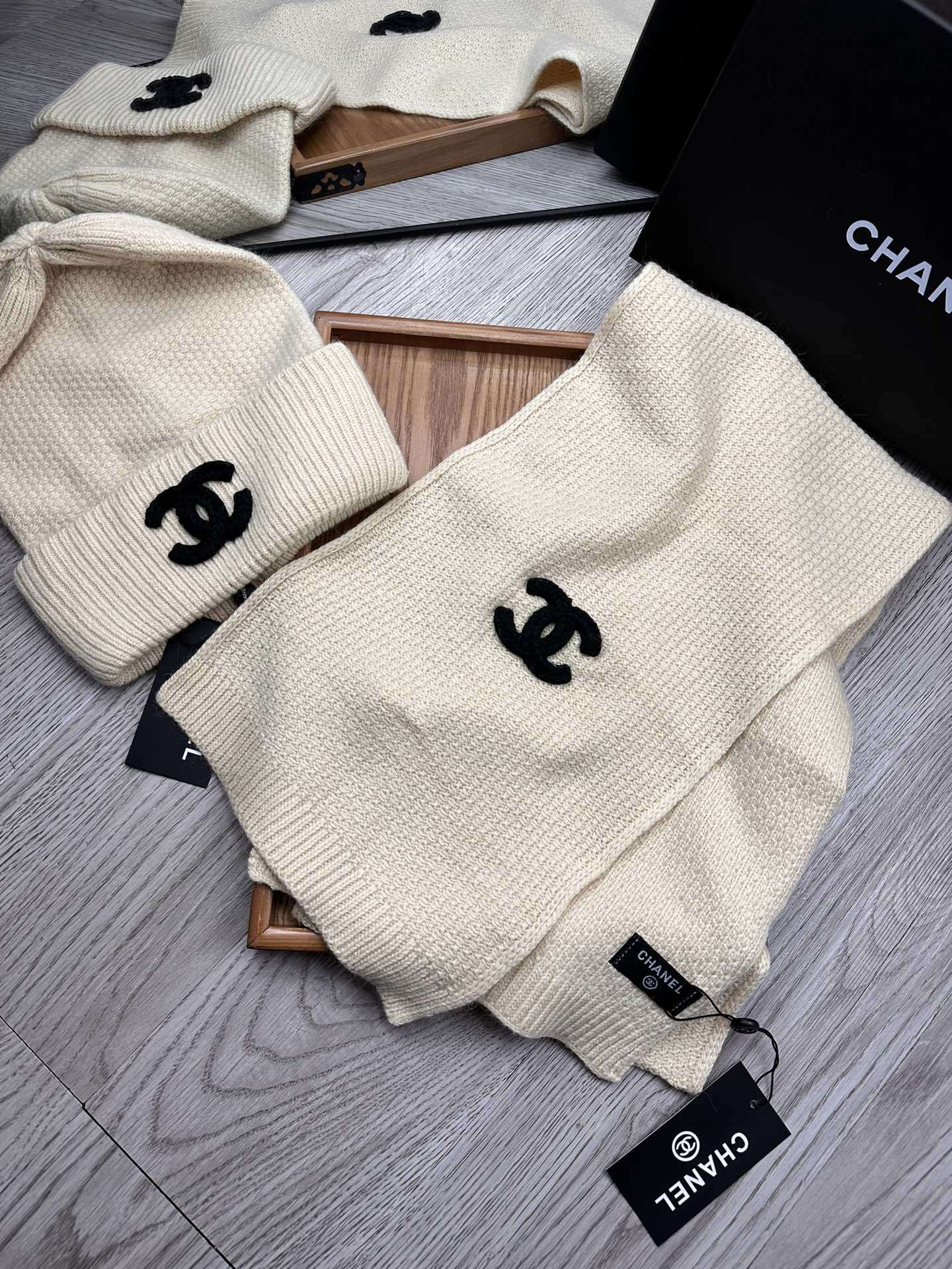 🌹。C家。【羊毛套装帽子】经典套装帽子!帽子➕围巾!材质:70%羊毛➕30%兔毛。暖暖哒超级舒服~冬日小