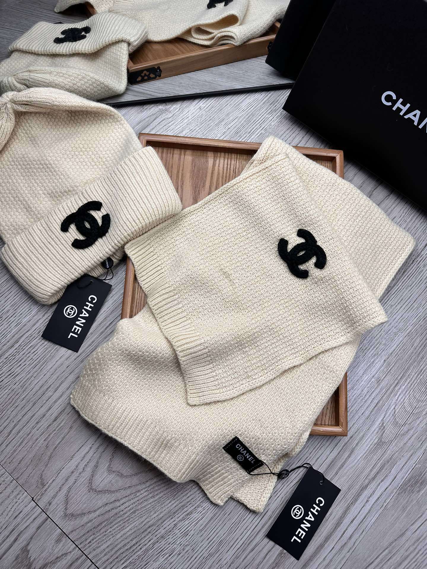 🌹。C家。【羊毛套装帽子】经典套装帽子!帽子➕围巾!材质:70%羊毛➕30%兔毛。暖暖哒超级舒服~冬日小