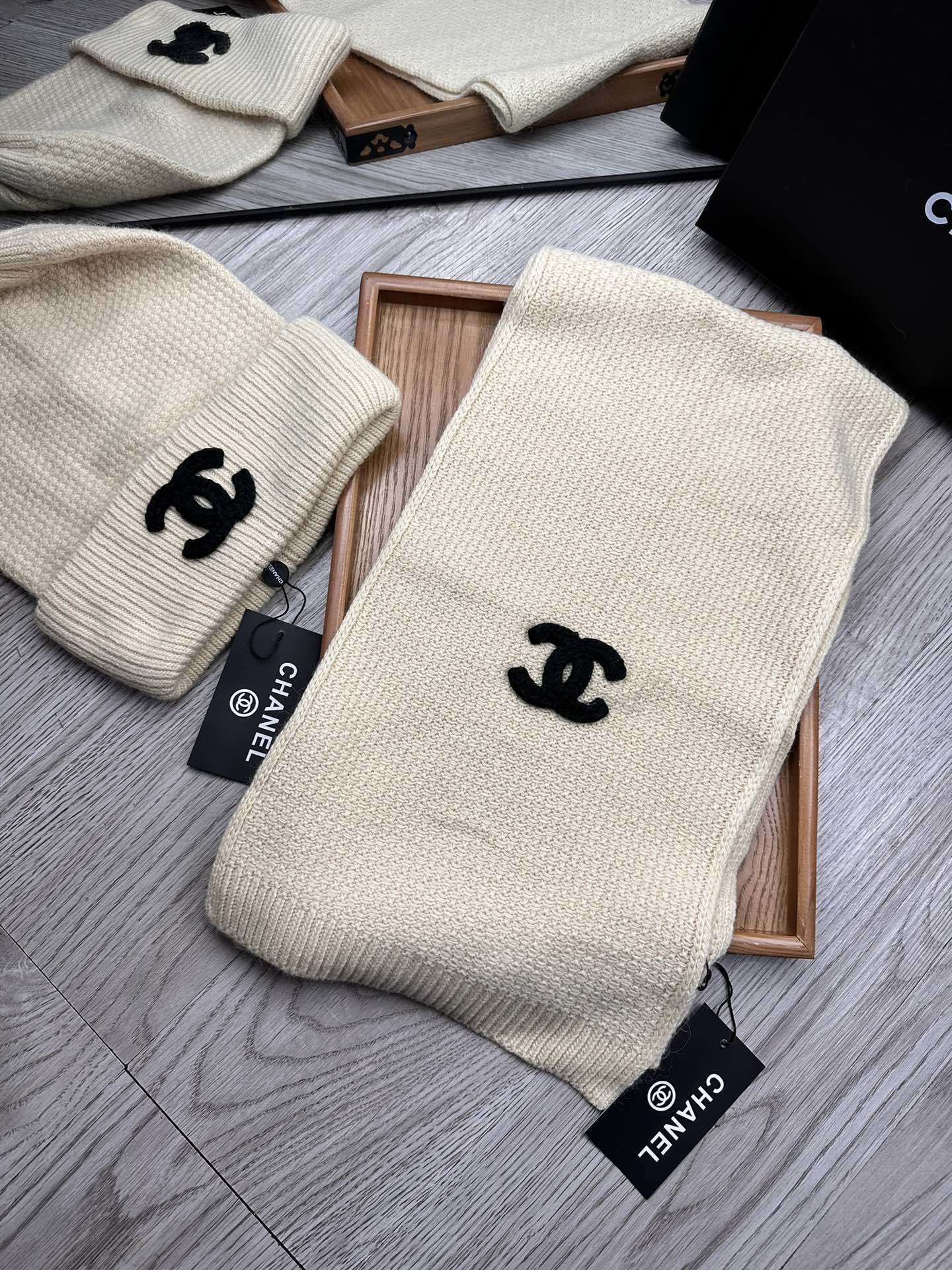 🌹。C家。【羊毛套装帽子】经典套装帽子!帽子➕围巾!材质:70%羊毛➕30%兔毛。暖暖哒超级舒服~冬日小