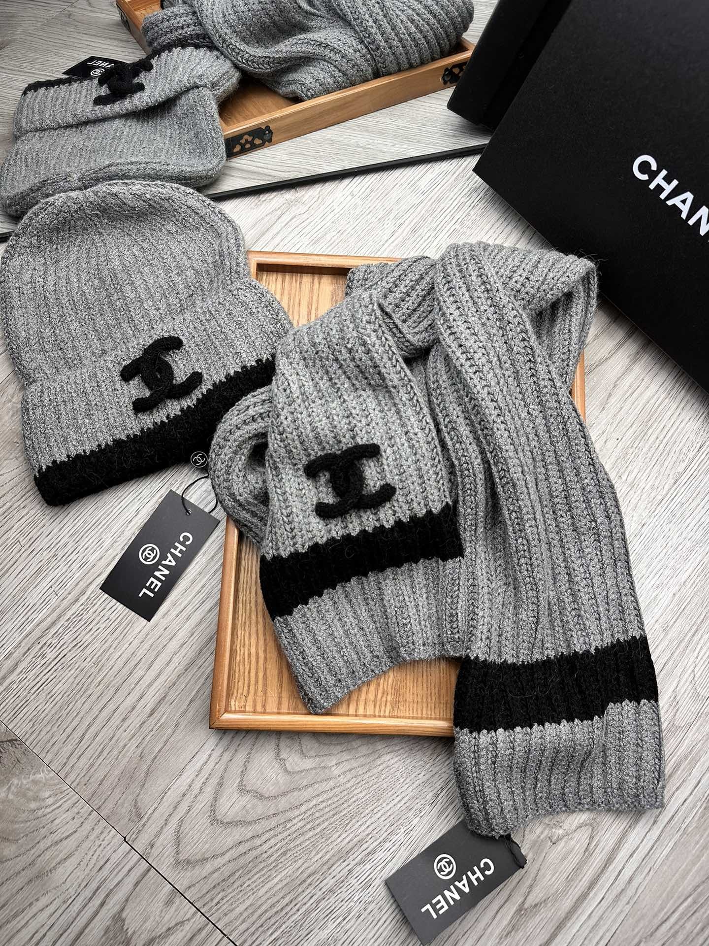 🌹。C家。【羊毛套装帽子】经典套装帽子!帽子➕围巾!材质:70%羊毛➕30%兔毛。暖暖哒超级舒服~冬日小