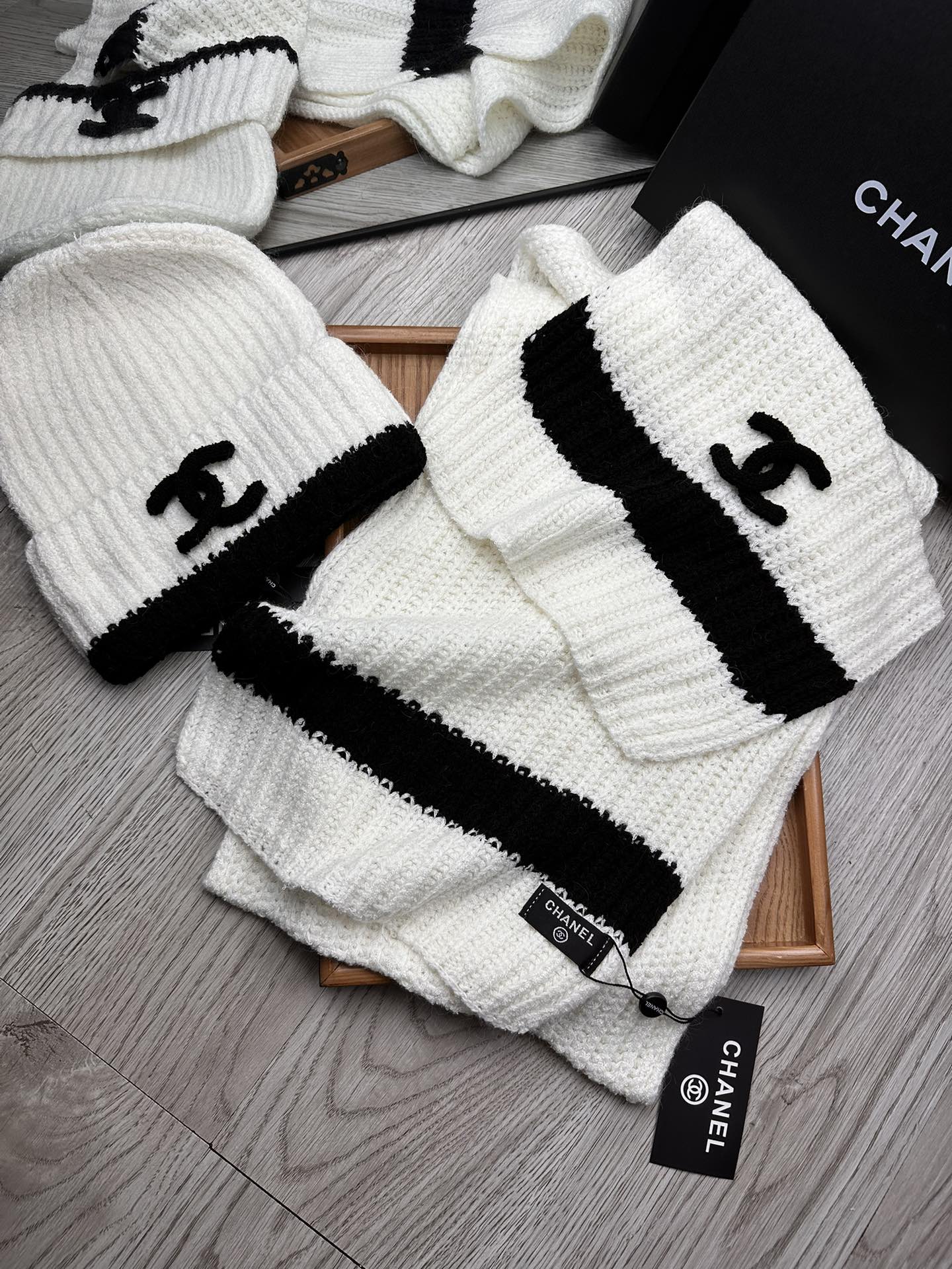 🌹。C家。【羊毛套装帽子】经典套装帽子！帽子➕围巾！材质：70%羊毛➕30%兔毛。暖暖哒超级舒服～冬日小