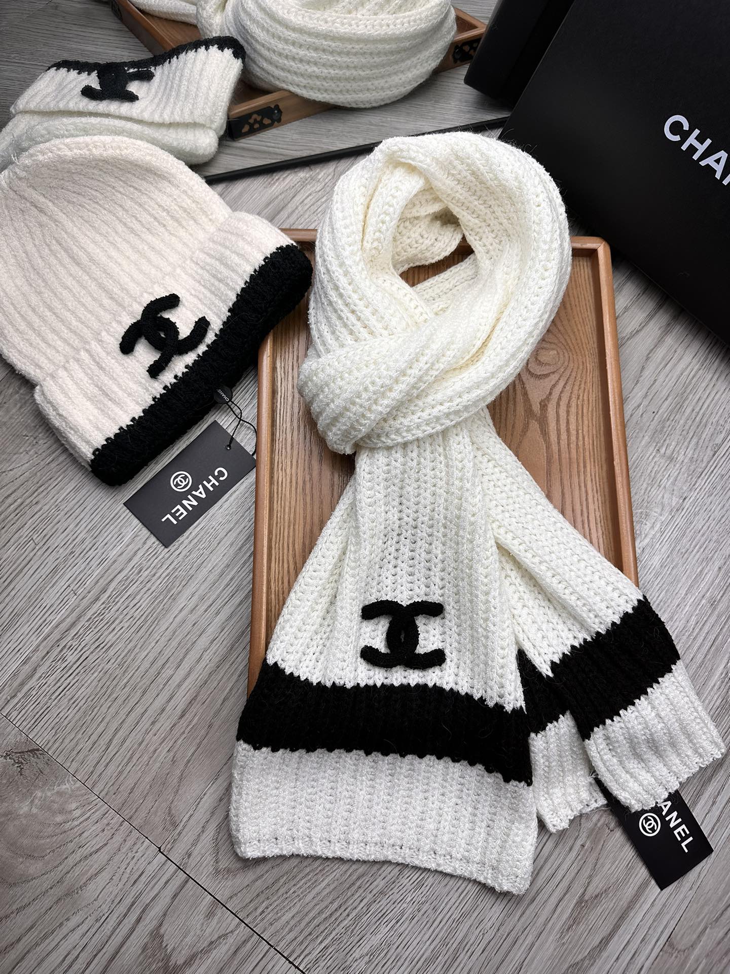 🌹。C家。【羊毛套装帽子】经典套装帽子！帽子➕围巾！材质：70%羊毛➕30%兔毛。暖暖哒超级舒服～冬日小
