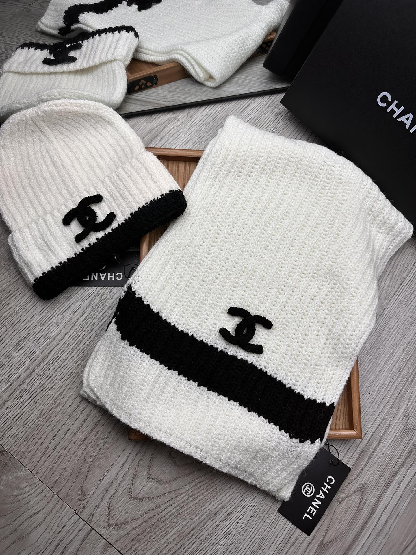 🌹。C家。【羊毛套装帽子】经典套装帽子！帽子➕围巾！材质：70%羊毛➕30%兔毛。暖暖哒超级舒服～冬日小