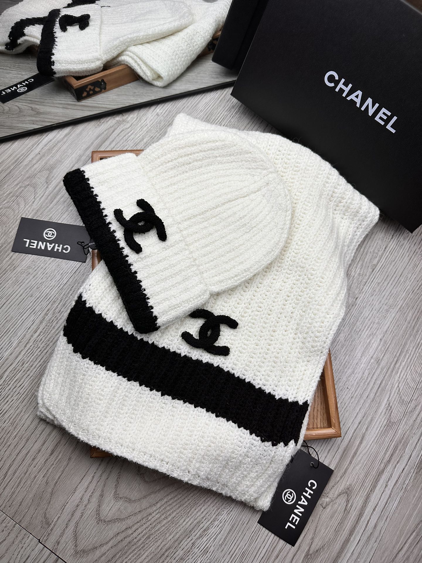 🌹。C家。【羊毛套装帽子】经典套装帽子！帽子➕围巾！材质：70%羊毛➕30%兔毛。暖暖哒超级舒服～冬日小