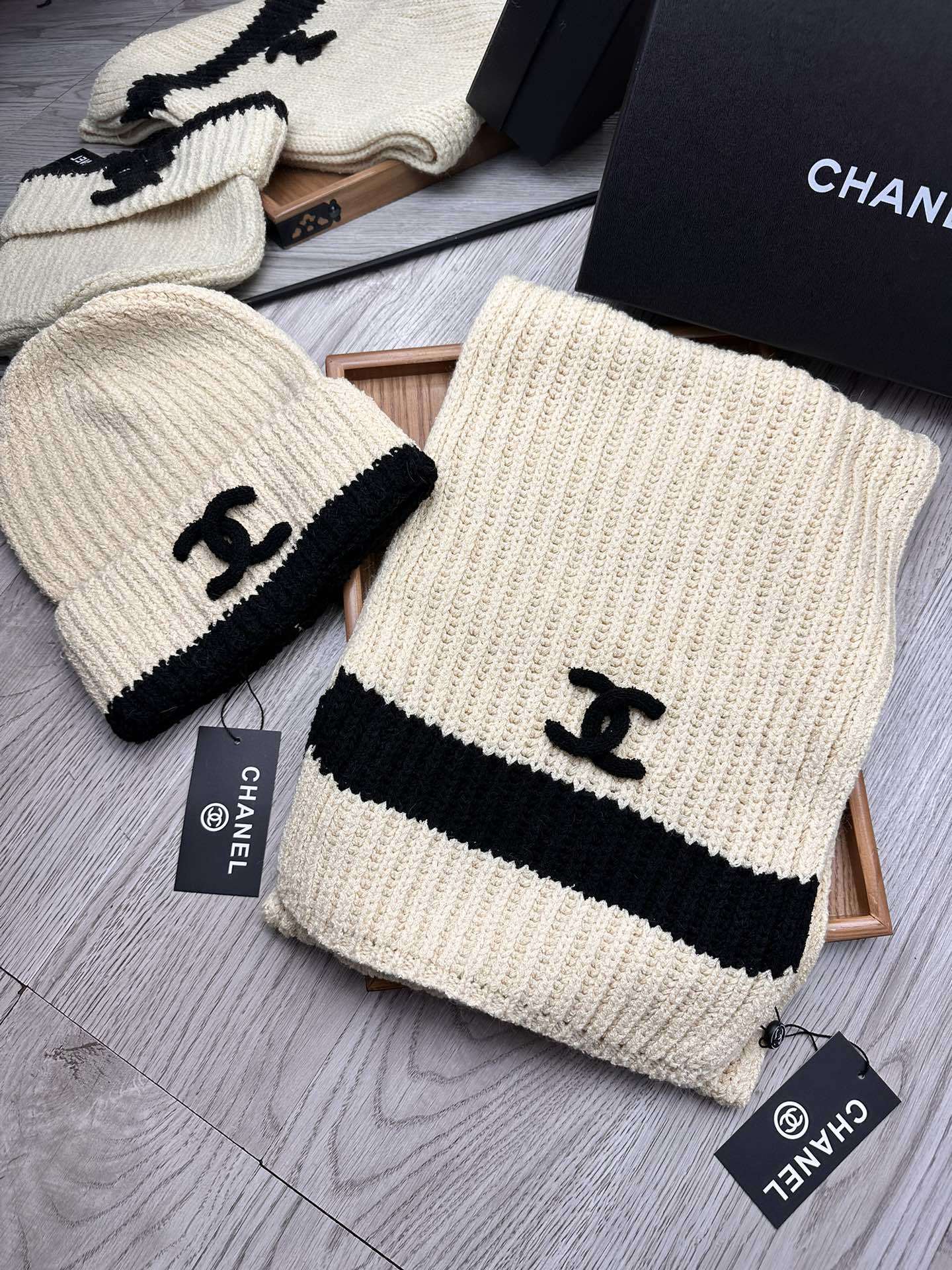 🌹。C家。【羊毛套装帽子】经典套装帽子!帽子➕围巾!材质:70%羊毛➕30%兔毛。暖暖哒超级舒服~冬日小