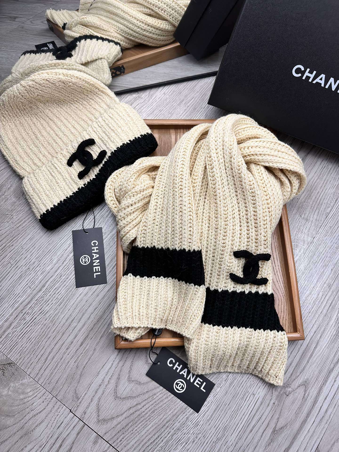 🌹。C家。【羊毛套装帽子】经典套装帽子!帽子➕围巾!材质:70%羊毛➕30%兔毛。暖暖哒超级舒服~冬日小