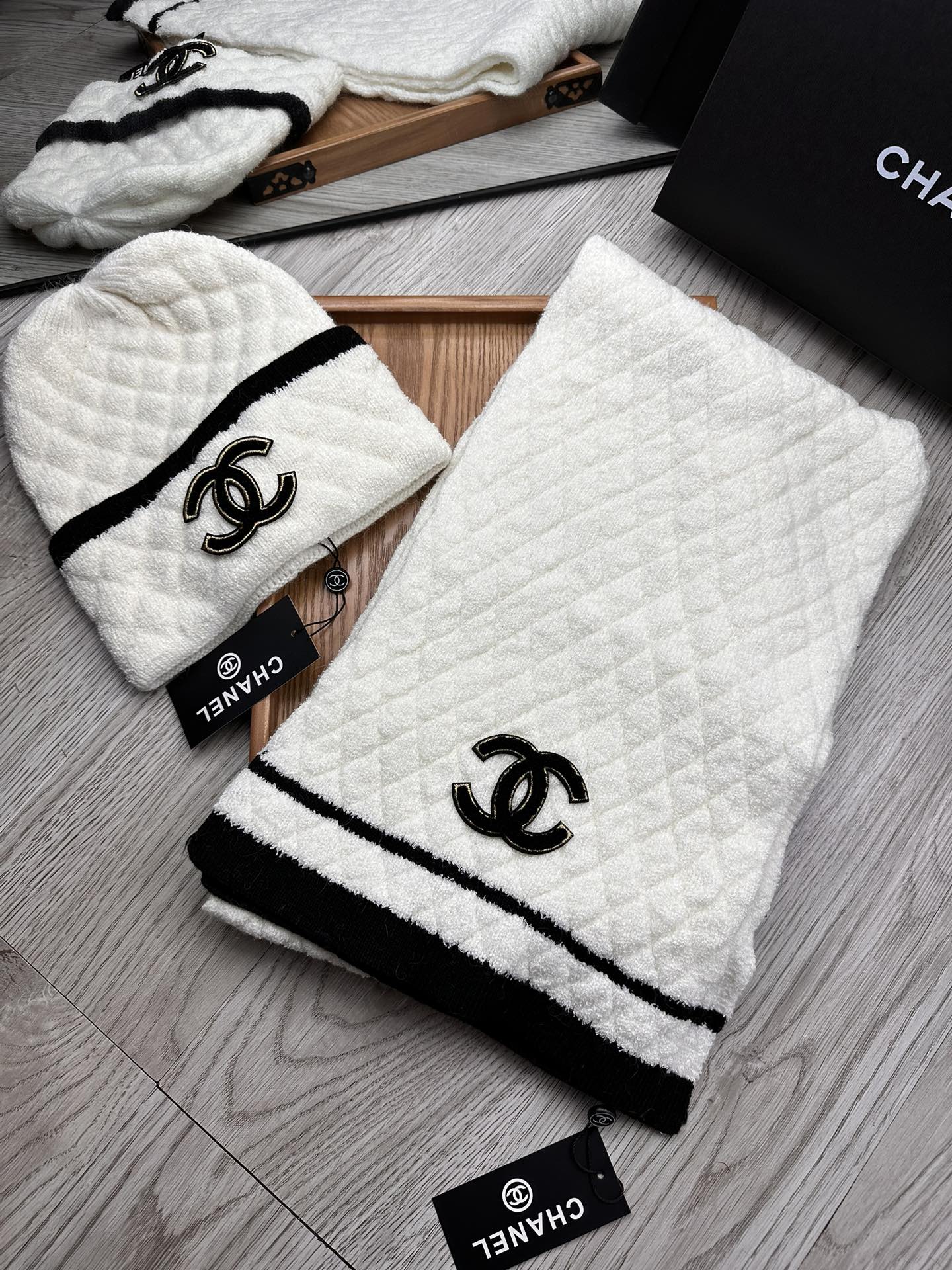 🌹。C家。【羊毛套装帽子】经典套装帽子！帽子➕围巾！材质：70%羊毛➕30%兔毛。暖暖哒超级舒服～冬日小