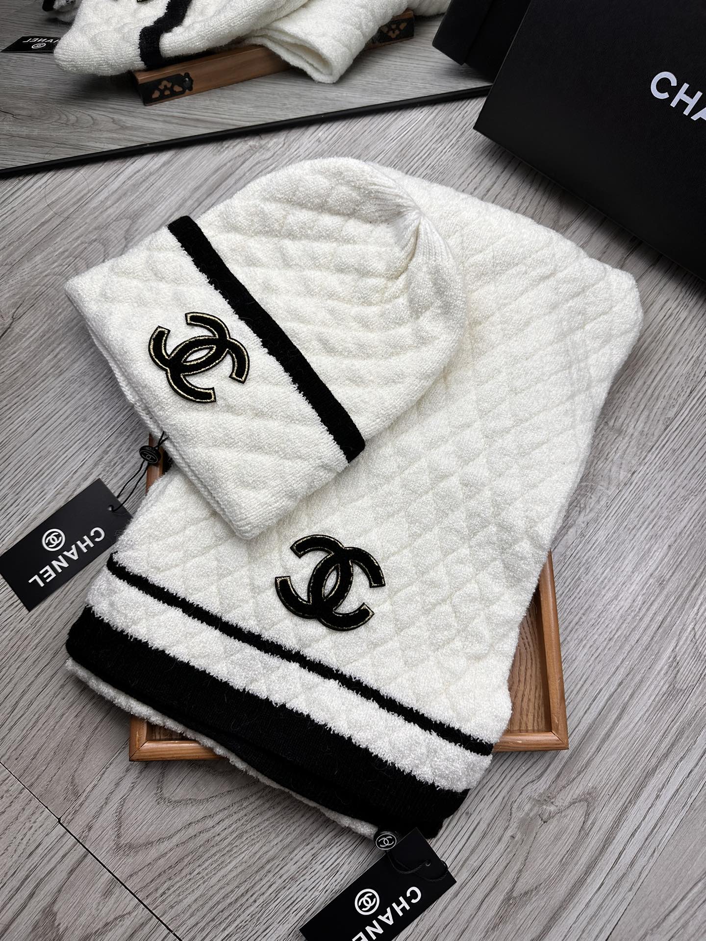 🌹。C家。【羊毛套装帽子】经典套装帽子！帽子➕围巾！材质：70%羊毛➕30%兔毛。暖暖哒超级舒服～冬日小