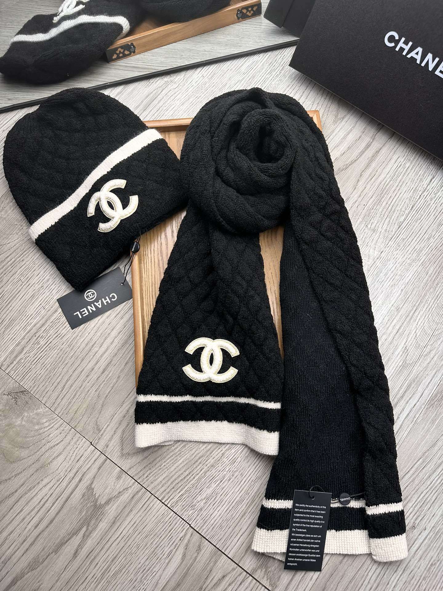 🌹。C家。【羊毛套装帽子】经典套装帽子!帽子➕围巾!材质:70%羊毛➕30%兔毛。暖暖哒超级舒服~冬日小