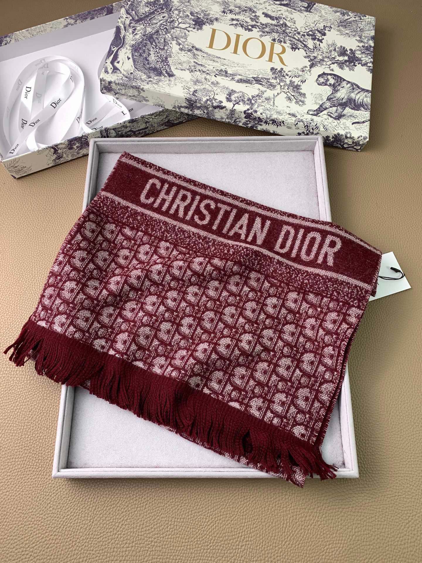 NO:169496,.D Home. [Brewer Red] [Old Flower New Double-Side Jacquard Cashmere Long Scarf] Early than domestic counters!  If you want to buy it, it will definitely be popular in the next few months!  I heard from the buyer that Dior has already been bought by many internet celebrities and celebrities. When it gets colder, it will definitely be popular on various social platforms. Such a model really needs to be started quickly, and it will be difficult to buy a counter with money when it is winter!  The effect of the body on the body is really ten thousand times better than the scum pictures I took!  The fabric is thick and soft!  Different designs on both sides, one side is presbyopia and the other side is solid, one line is equal to two lines!  In fact, such styles will look good if you really close your eyes and think about it. They are retro and fashionable, presbyopia style!  High-end design!  Dior's main series on autumn and winter ~ very aura!  The most popular letters of presbyterian retro style nowadays!  I love this style so much~!  A serious good thing, such a very consuming raw material!  It is said that many foreign counters are out of stock at present~~ It is really versatile, with an upper body temperament UpUp!  Specifications 35*190cm cashmere long scarf...three colors!  , high-version scarf,dior,dior19860909.D家.【酒红色】【老花新品双面提花羊绒长巾】早于国内专柜！要入手的抓紧,未来几个月肯定要火！听买手说Dior这款已经有很多网红名媛明星都买了,等天冷一点肯定会刷爆各类社交平台了.这样的款真的要下手快,等冬天了那有钱专柜也很难买到了！实物上身效果真的比我拍的渣图好看高级万倍啊！面料厚实柔软！双面不同设计,一面老花,一面纯色,1条等于2条！其实这样的款式,真的闭着眼睛想想都会很好看的,复古时髦大牌老花风！高级感的设计！Dior秋冬主打的系列~很有气场！时下最流行的字母老花复古风格！爱死这个花色了~！正儿八经的好东西,这样的一条非常耗原料！据说目前国外很多专柜断货~~真的相当的百搭,上身气质UpUp！规格35*190cm羊绒长巾…三个色！,高版本围巾,dior,dior,scarf