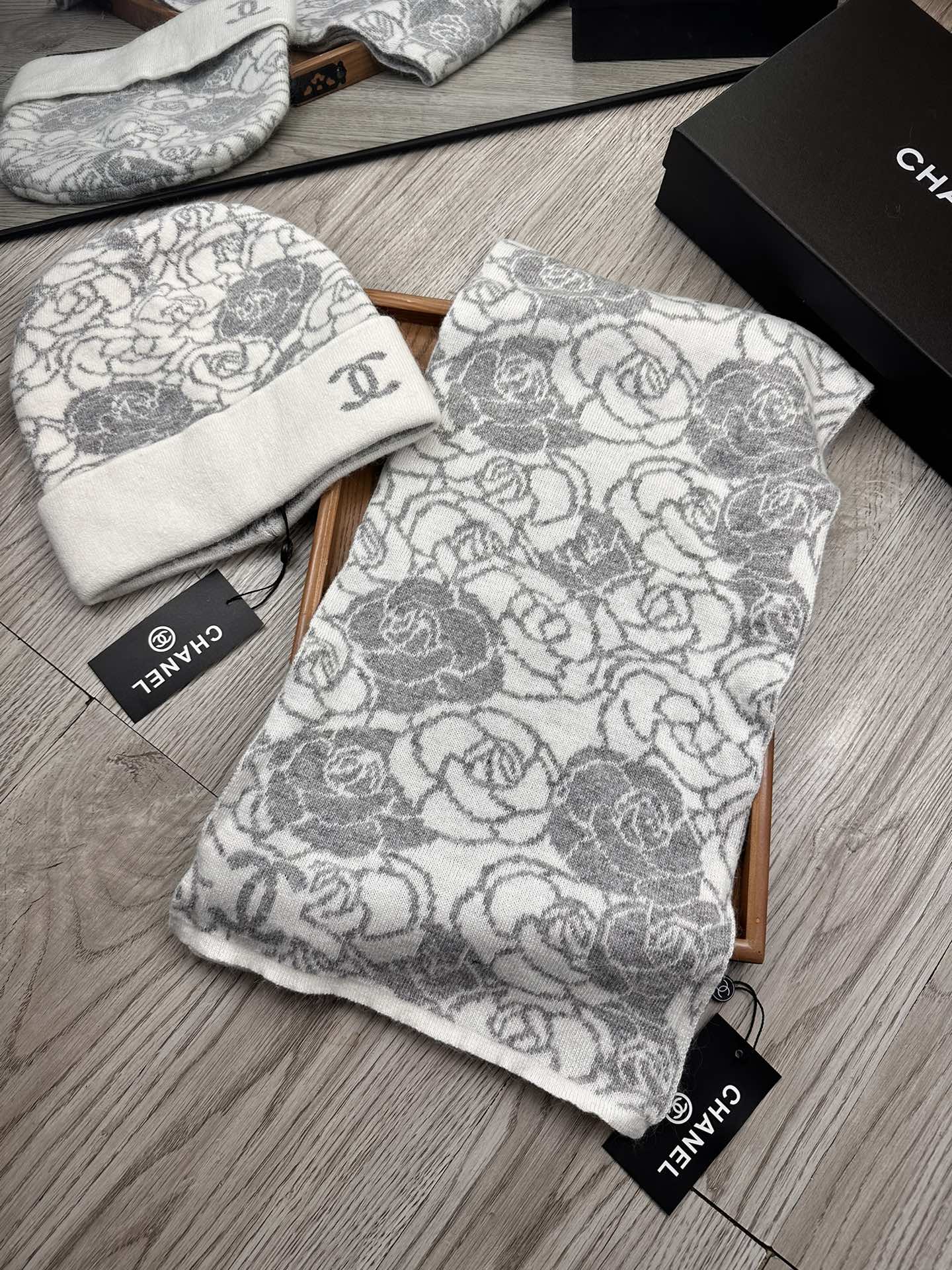 🌹。C家。【羊毛套装帽子】经典套装帽子！帽子➕围巾！材质：70%羊毛➕30%兔毛。暖暖哒超级舒服～冬日小姐姐减龄神器哦～