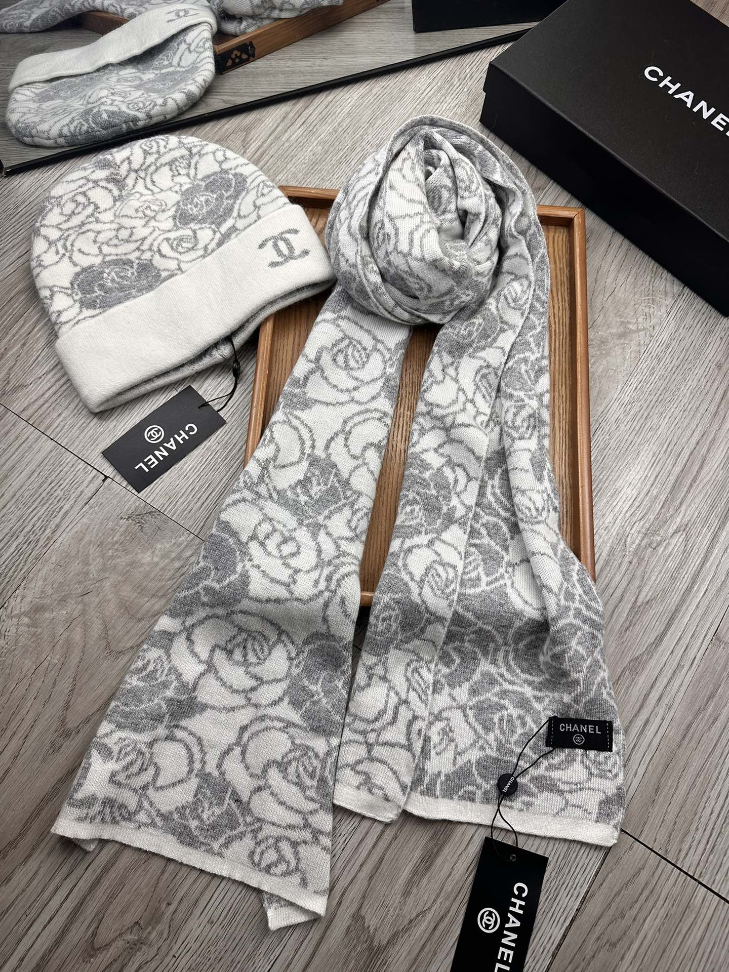🌹。C家。【羊毛套装帽子】经典套装帽子！帽子➕围巾！材质：70%羊毛➕30%兔毛。暖暖哒超级舒服～冬日小姐姐减龄神器哦～