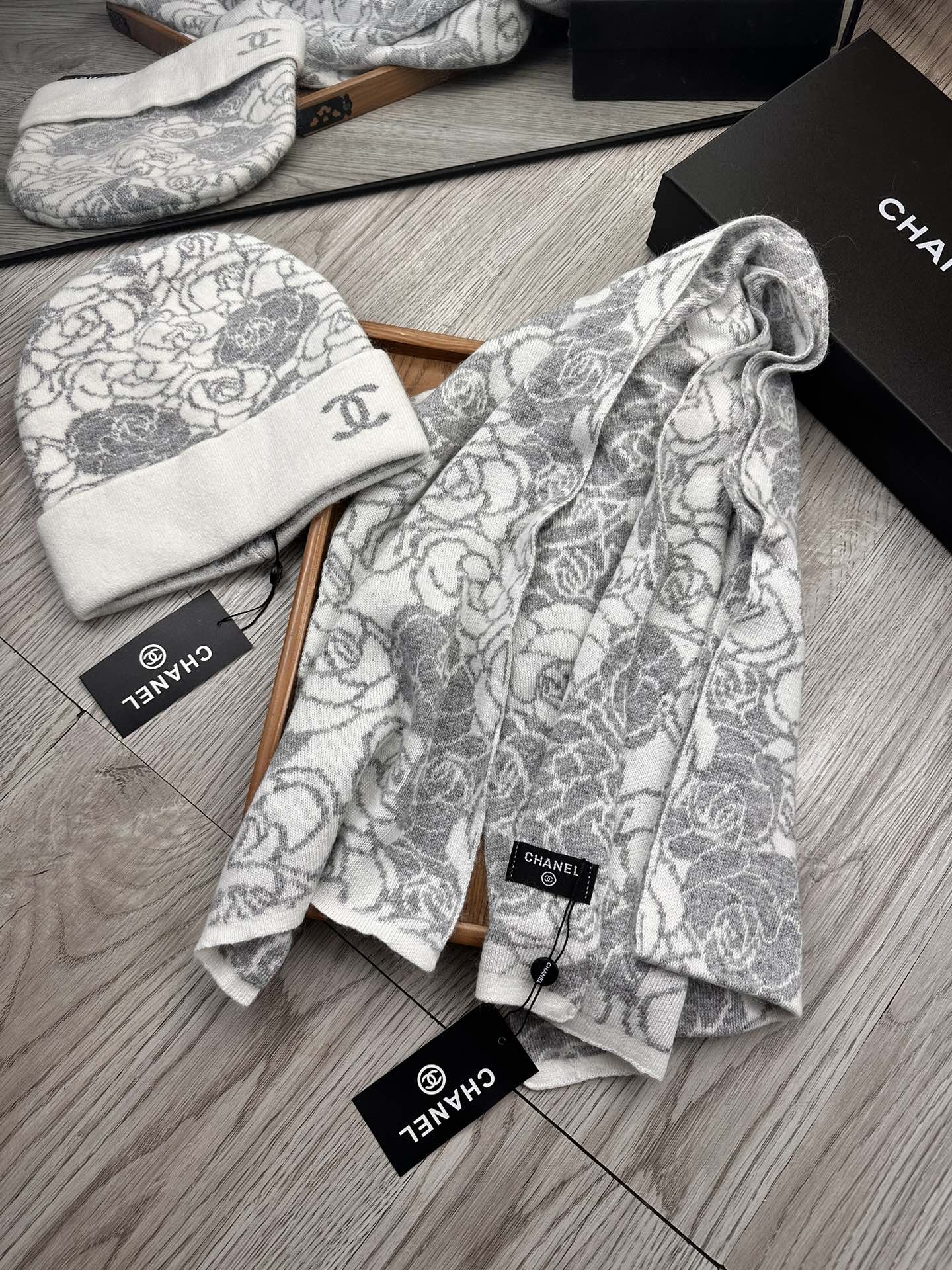 🌹。C家。【羊毛套装帽子】经典套装帽子！帽子➕围巾！材质：70%羊毛➕30%兔毛。暖暖哒超级舒服～冬日小姐姐减龄神器哦～