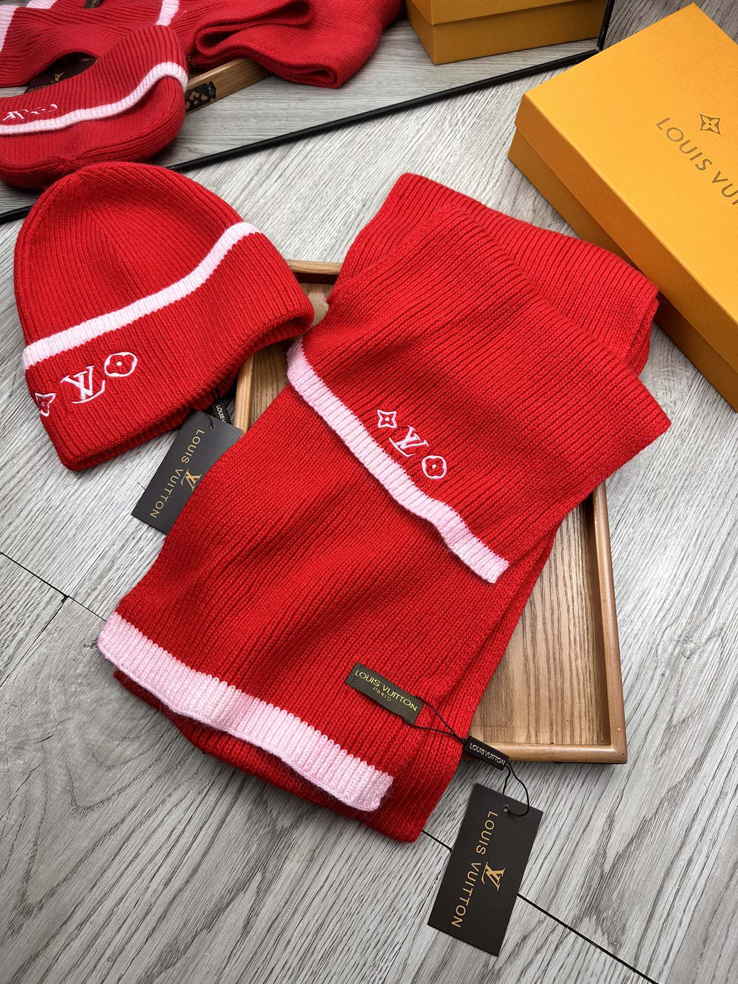 🌹。L家。【两件套-羊毛套装帽子】经典套装帽子！帽子➕围巾！70%羊毛+30%兔毛。暖暖哒超级舒服～冬日小姐姐减龄神器哦