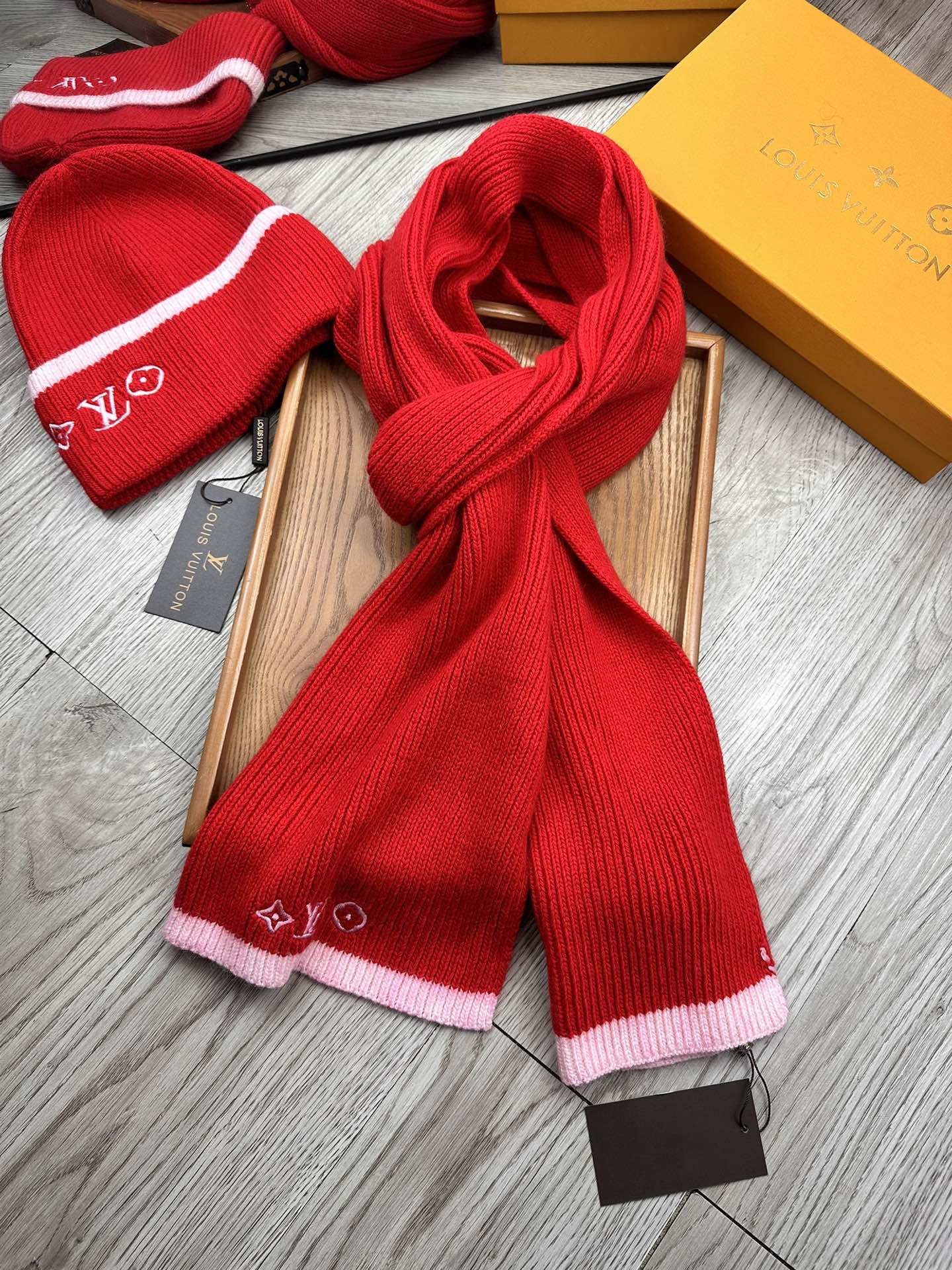 🌹。L家。【两件套-羊毛套装帽子】经典套装帽子！帽子➕围巾！70%羊毛+30%兔毛。暖暖哒超级舒服～冬日小姐姐减龄神器哦