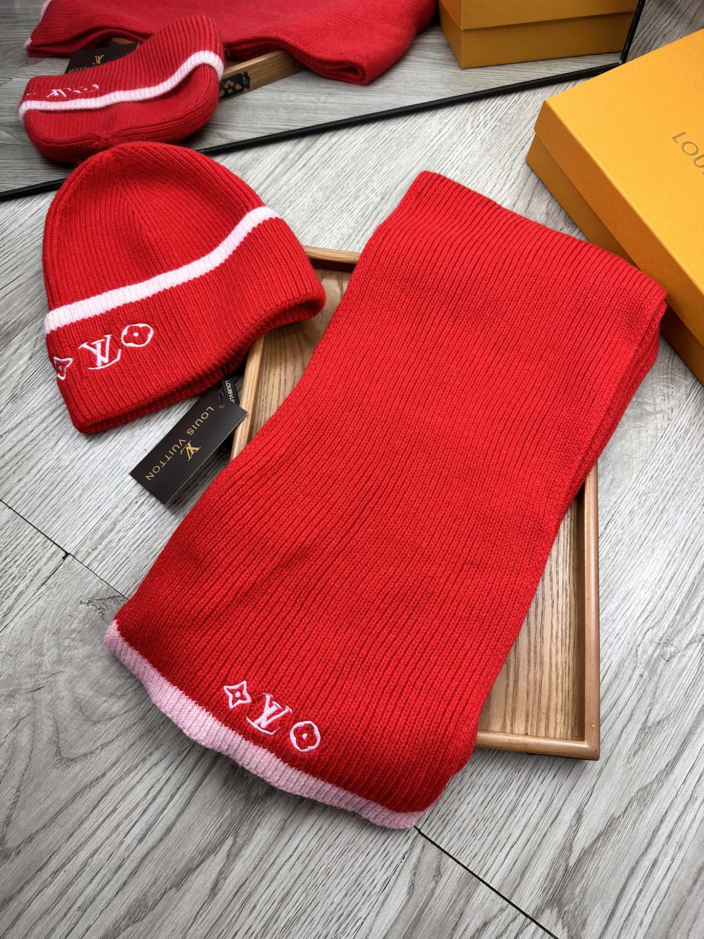 🌹。L家。【两件套-羊毛套装帽子】经典套装帽子！帽子➕围巾！70%羊毛+30%兔毛。暖暖哒超级舒服～冬日小姐姐减龄神器哦