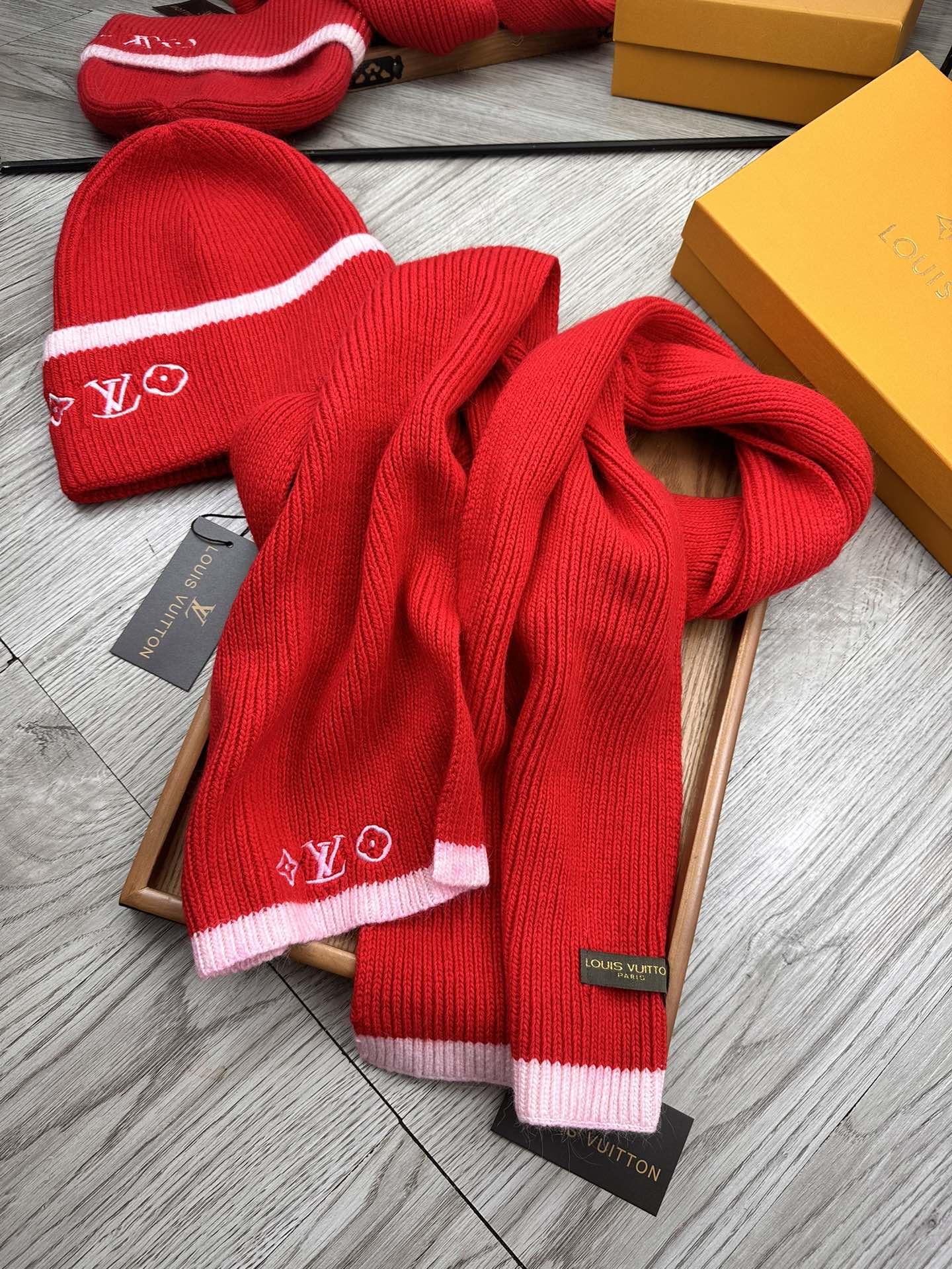 🌹。L家。【两件套-羊毛套装帽子】经典套装帽子！帽子➕围巾！70%羊毛+30%兔毛。暖暖哒超级舒服～冬日小姐姐减龄神器哦