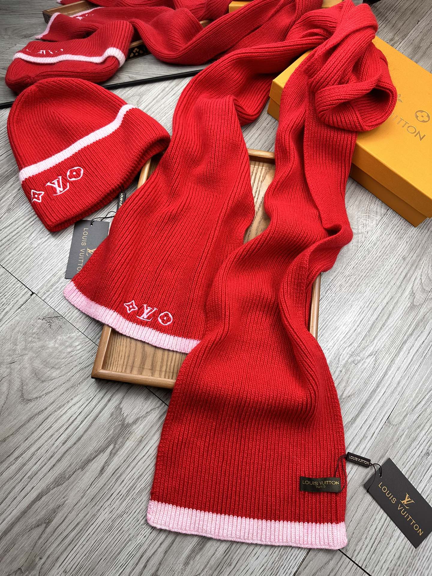 🌹。L家。【两件套-羊毛套装帽子】经典套装帽子！帽子➕围巾！70%羊毛+30%兔毛。暖暖哒超级舒服～冬日小姐姐减龄神器哦