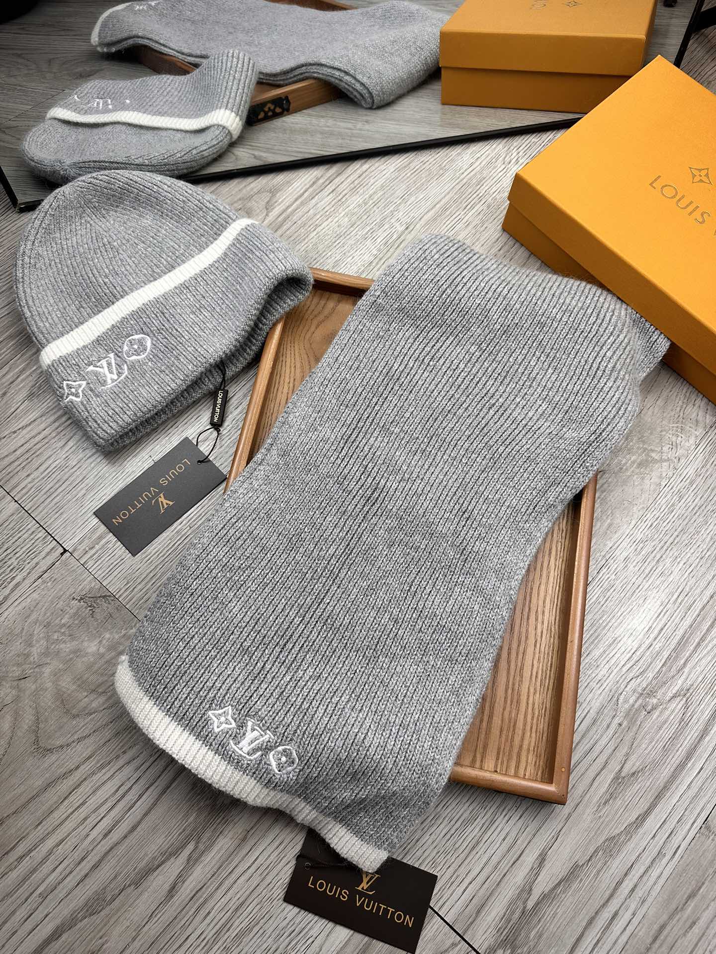 🌹。L家。【两件套-羊毛套装帽子】经典套装帽子！帽子➕围巾！70%羊毛+30%兔毛。暖暖哒超级舒服～冬日小姐姐减龄神器哦