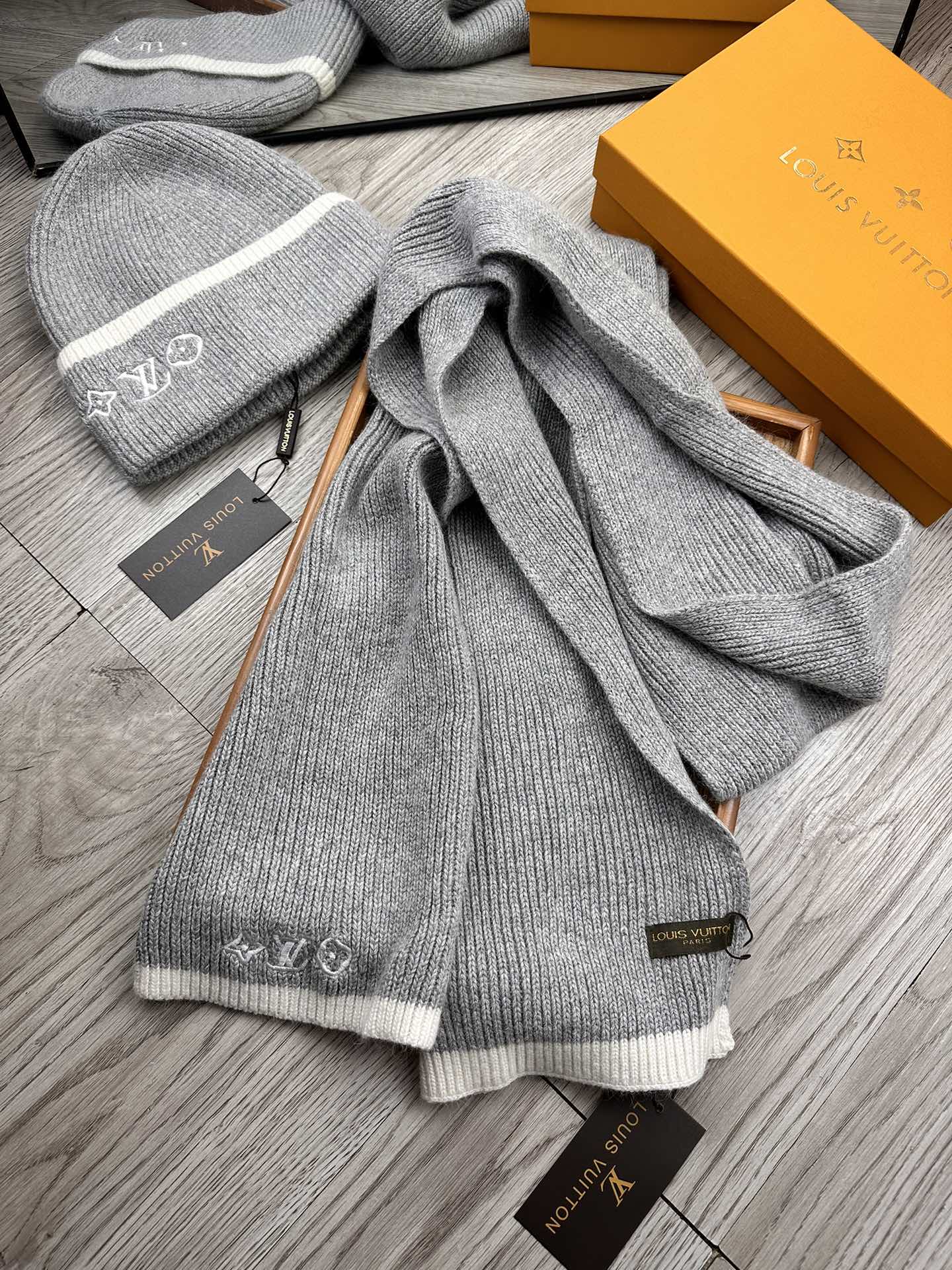 🌹。L家。【两件套-羊毛套装帽子】经典套装帽子！帽子➕围巾！70%羊毛+30%兔毛。暖暖哒超级舒服～冬日小姐姐减龄神器哦