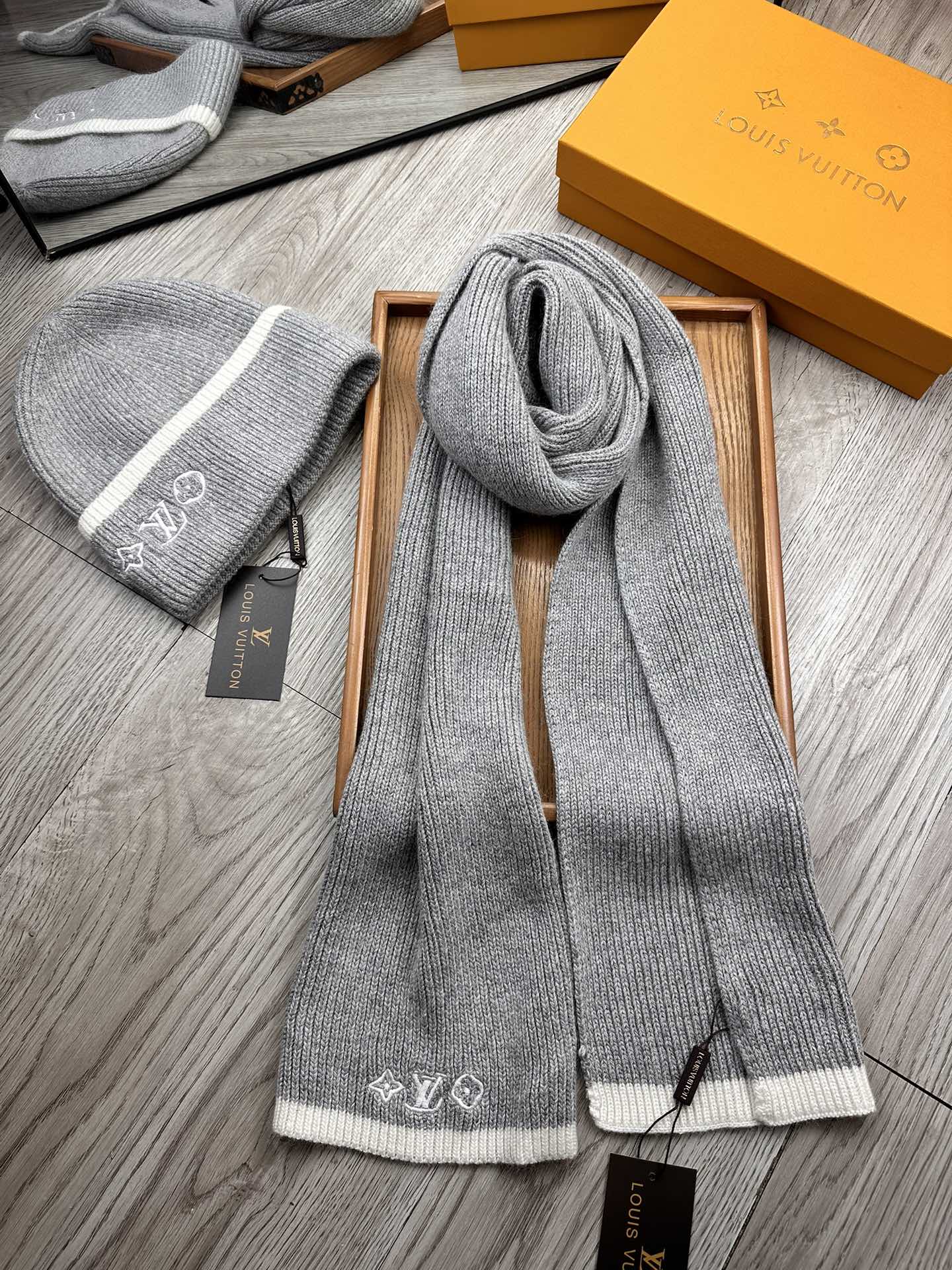 🌹。L家。【两件套-羊毛套装帽子】经典套装帽子！帽子➕围巾！70%羊毛+30%兔毛。暖暖哒超级舒服～冬日小姐姐减龄神器哦