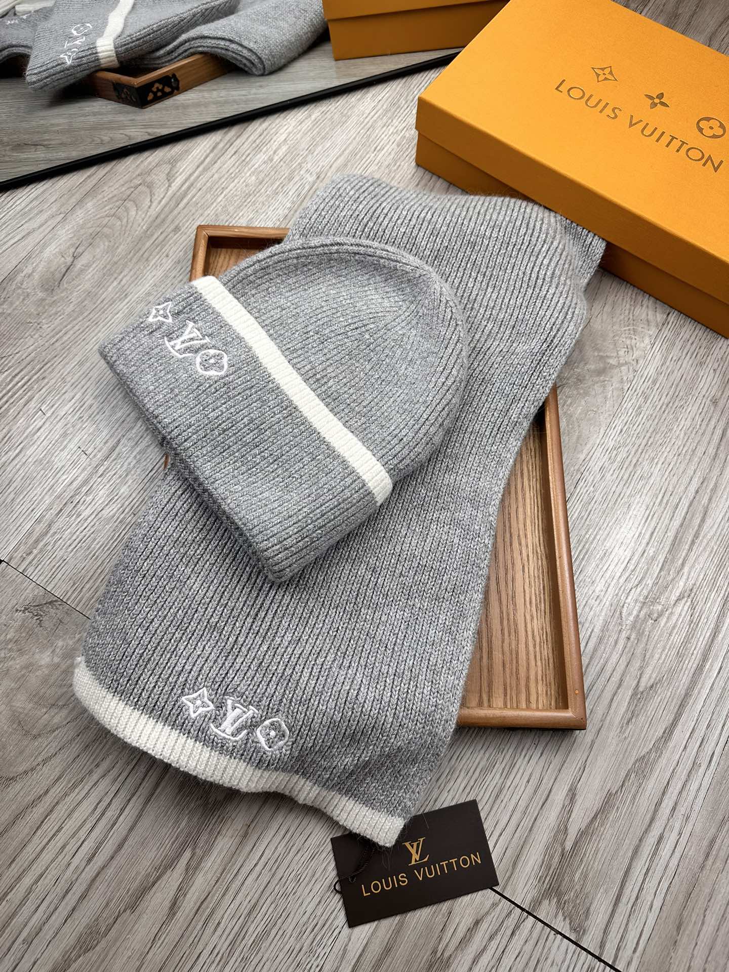 🌹。L家。【两件套-羊毛套装帽子】经典套装帽子！帽子➕围巾！70%羊毛+30%兔毛。暖暖哒超级舒服～冬日小姐姐减龄神器哦
