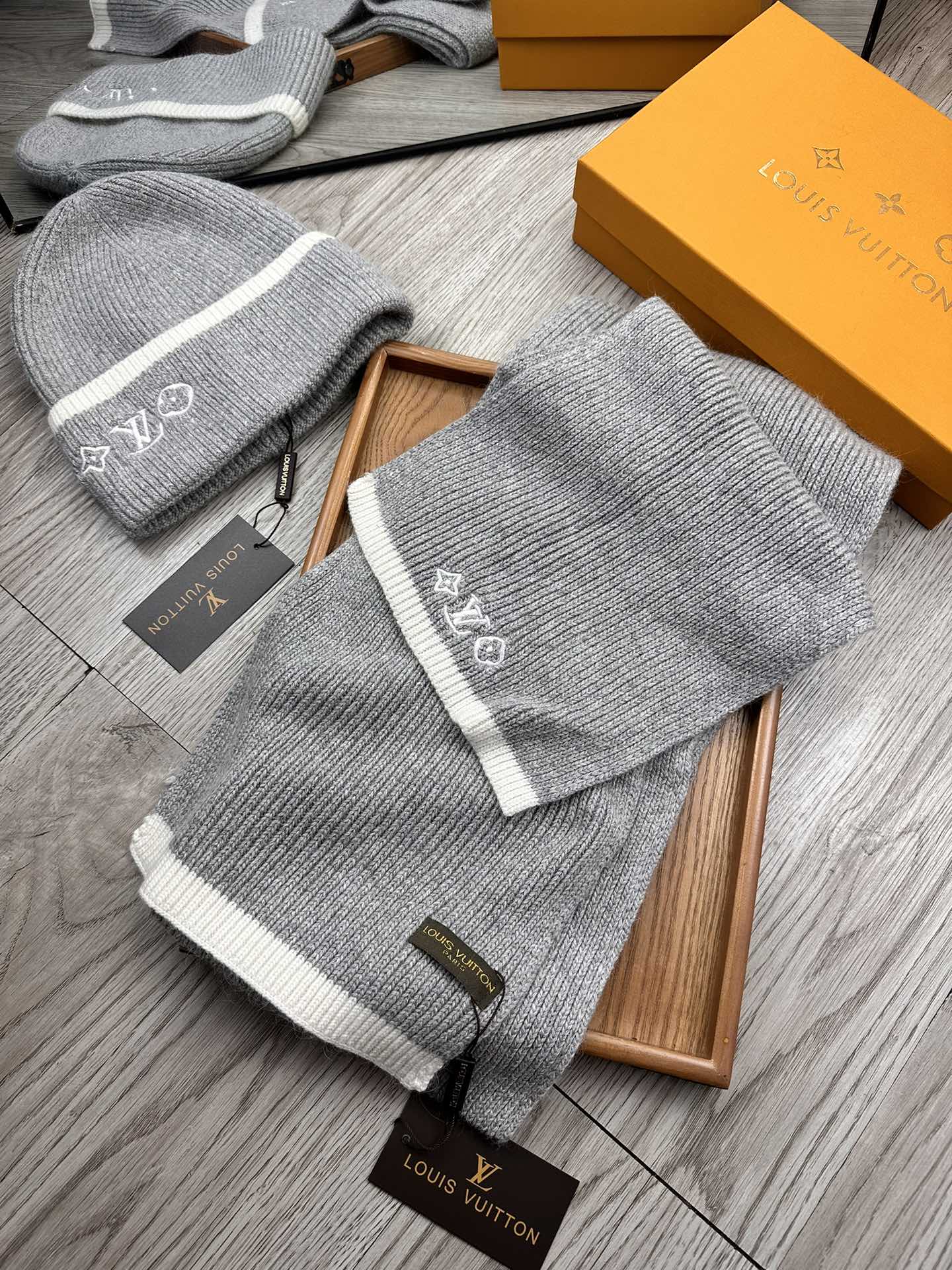 🌹。L家。【两件套-羊毛套装帽子】经典套装帽子！帽子➕围巾！70%羊毛+30%兔毛。暖暖哒超级舒服～冬日小姐姐减龄神器哦