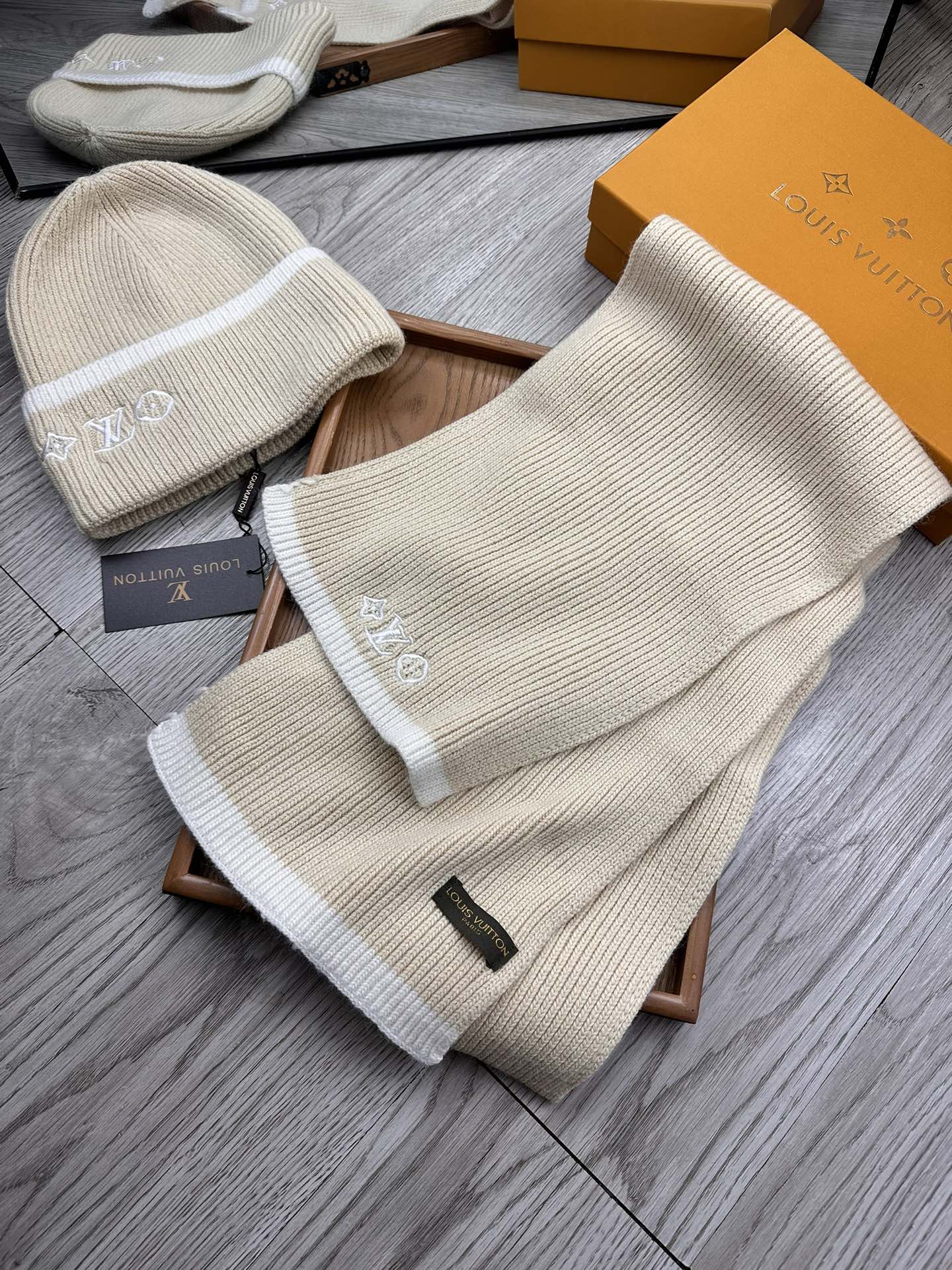 🌹。L家。【两件套-羊毛套装帽子】经典套装帽子！帽子➕围巾！70%羊毛+30%兔毛。暖暖哒超级舒服～冬日小姐姐减龄神器哦