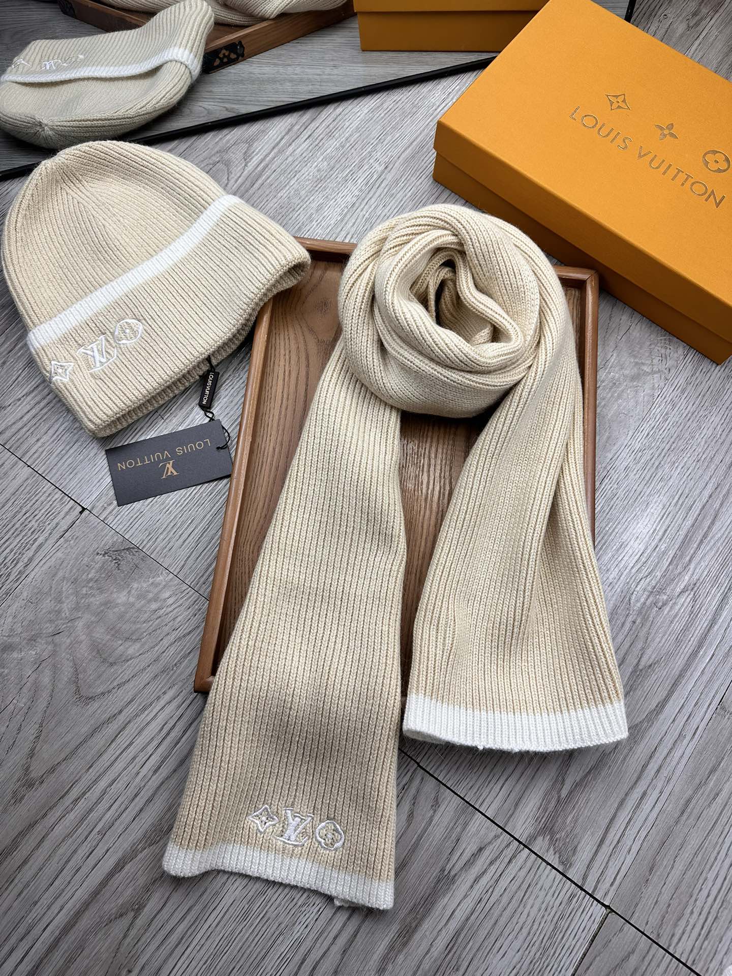 🌹。L家。【两件套-羊毛套装帽子】经典套装帽子！帽子➕围巾！70%羊毛+30%兔毛。暖暖哒超级舒服～冬日小姐姐减龄神器哦