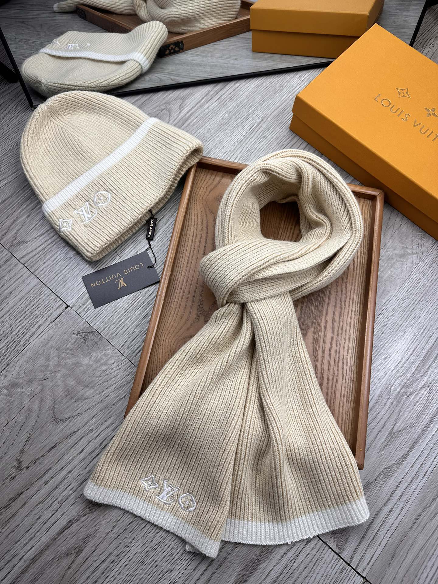 🌹。L家。【两件套-羊毛套装帽子】经典套装帽子！帽子➕围巾！70%羊毛+30%兔毛。暖暖哒超级舒服～冬日小姐姐减龄神器哦