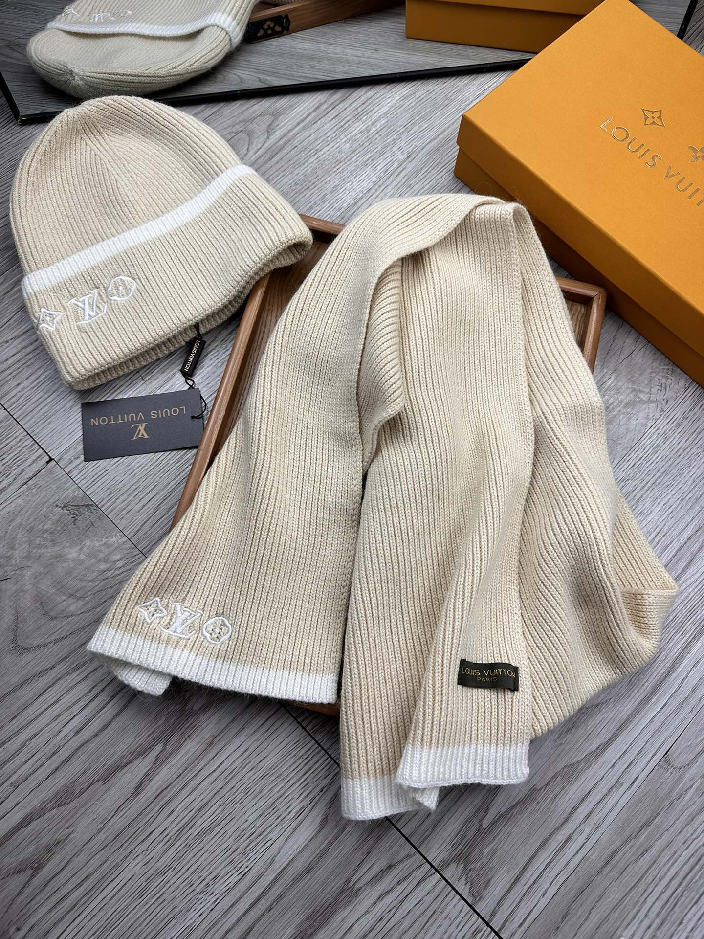 🌹。L家。【两件套-羊毛套装帽子】经典套装帽子！帽子➕围巾！70%羊毛+30%兔毛。暖暖哒超级舒服～冬日小姐姐减龄神器哦